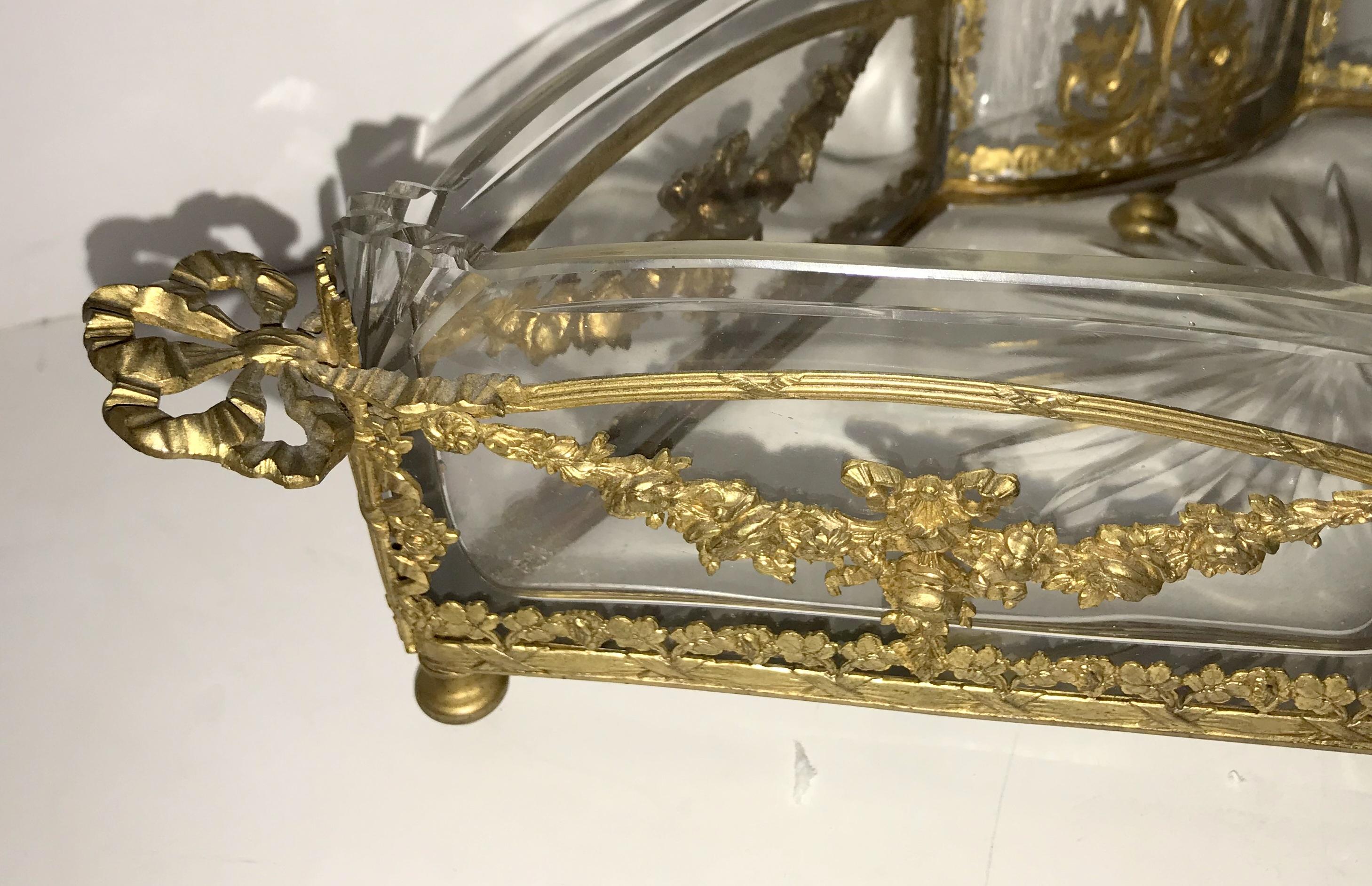 Wunderschöne französische Doré Bronze Baccarat geätzte Kristall Tafelaufsatz Swag Fackeln (Vergoldet) im Angebot