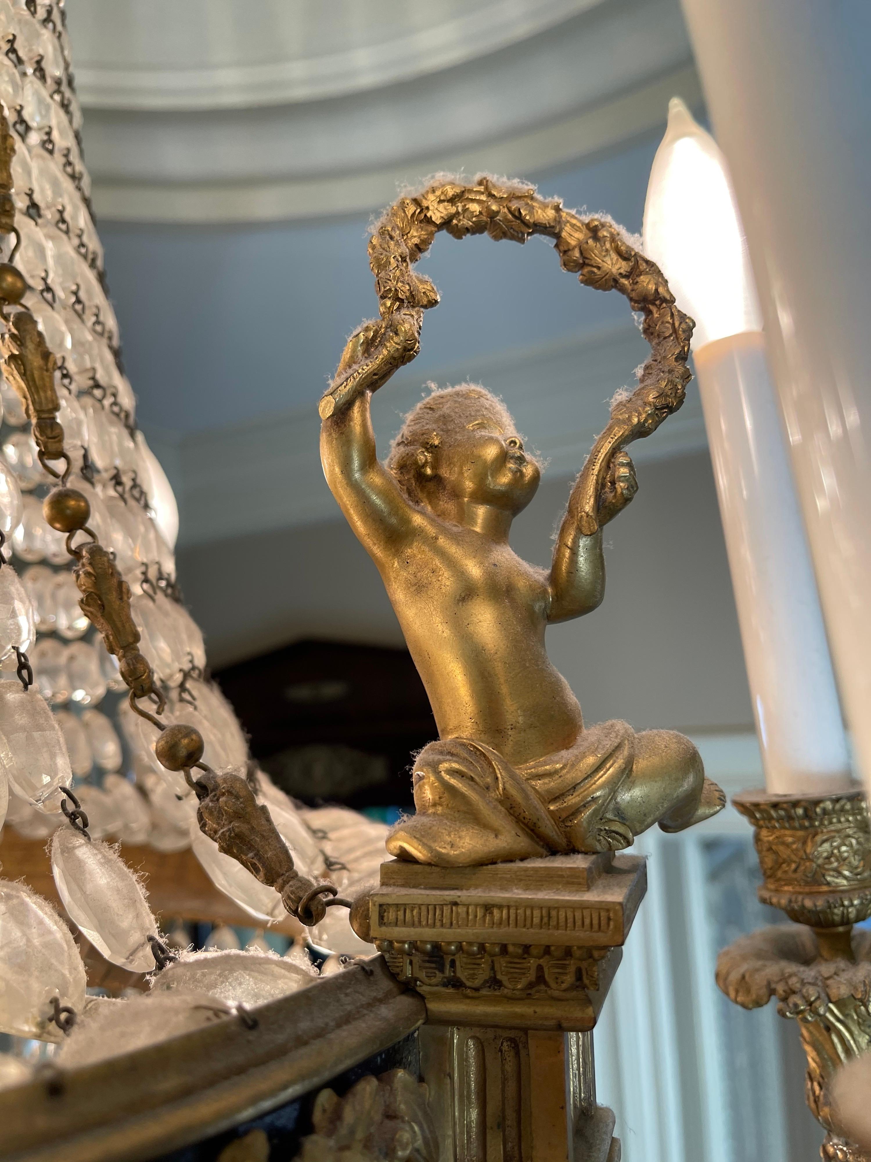 Maravillosa lámpara de araña francesa de bronce doré con cesta de cristal Querubín Putti Luis XVI Francés en venta