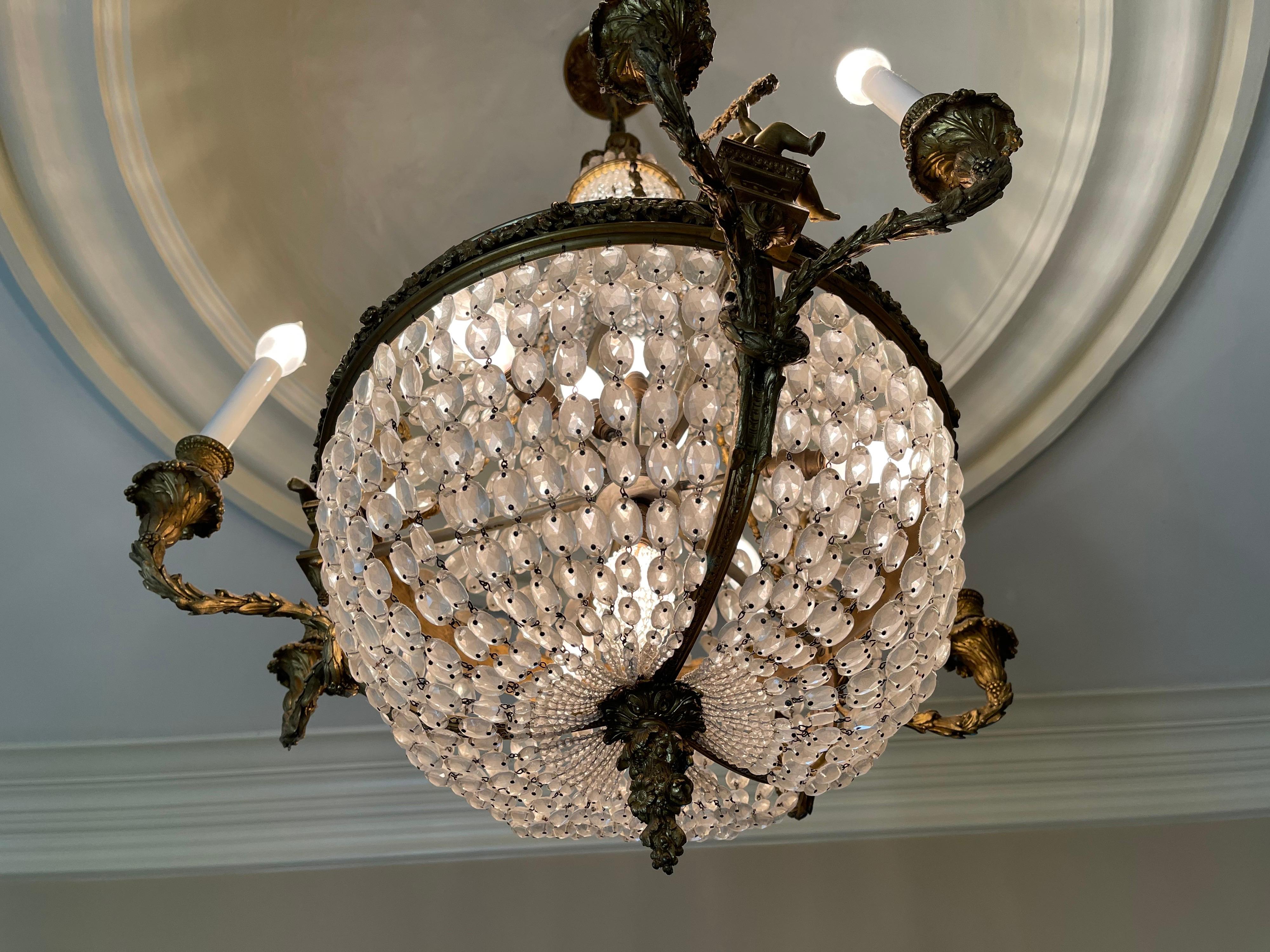 Wonderful French Dore Bronze Crystal Basket Cherub Putti Louis XVI Chandelier In Good Condition For Sale In Roslyn, NY