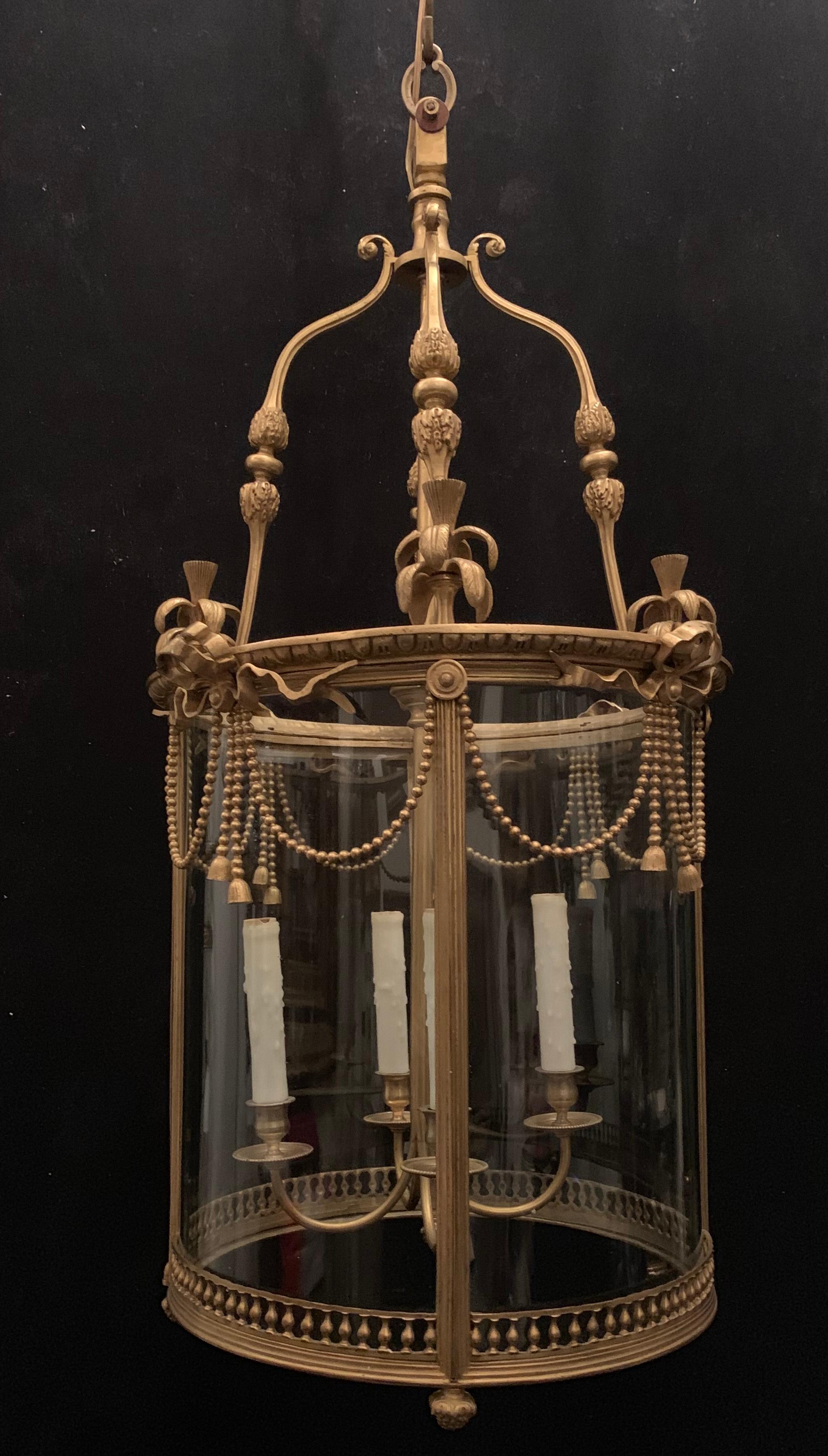 Francese Meraviglioso apparecchio a lanterna francese Dore Bronze con vetro curvo Ormolu Bow Swag Tassel in vendita
