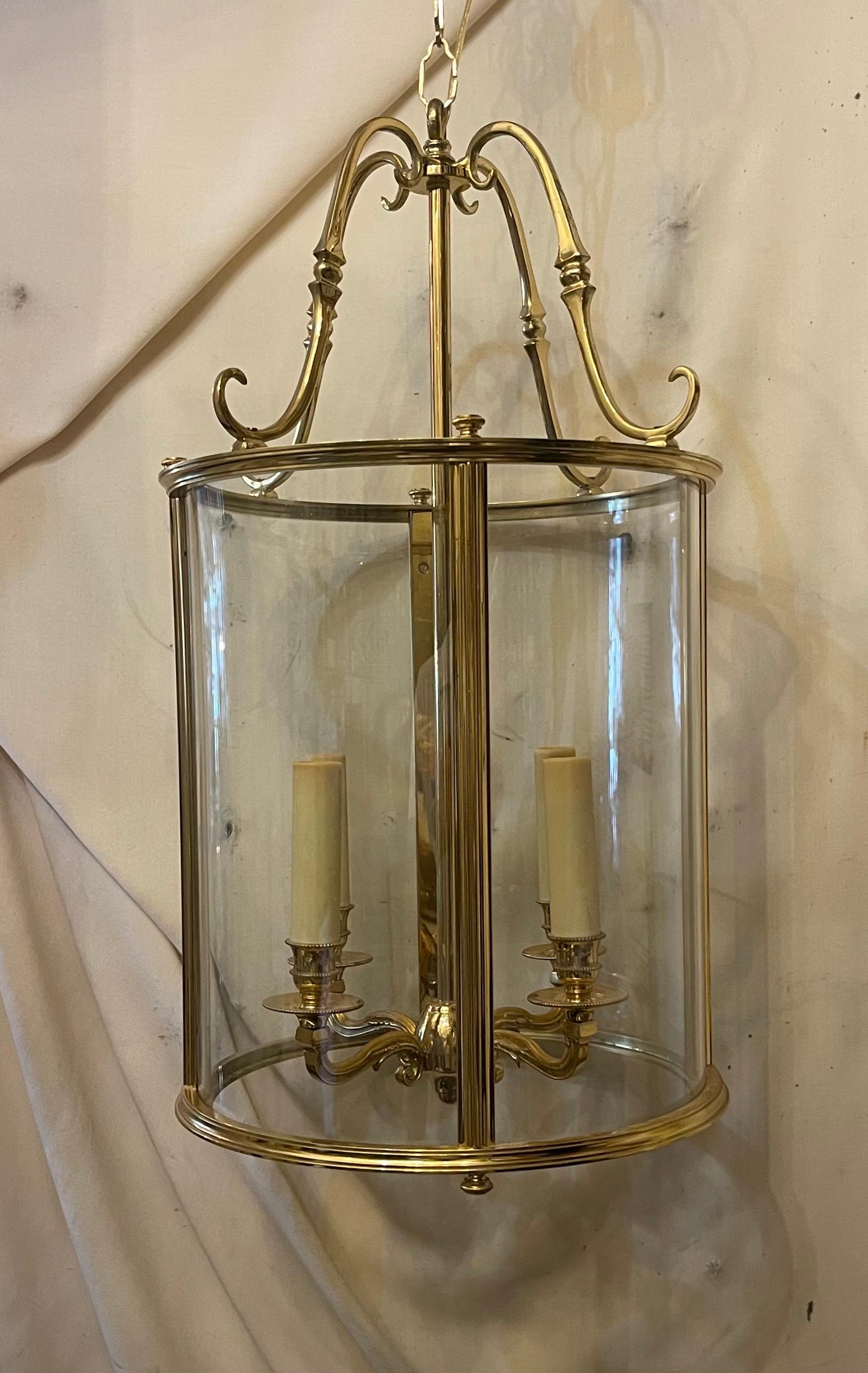 Wunderschöne französische Doré Bronze gebogene Glasscheiben Louis XVI Laterne Leuchte (Louis XVI.) im Angebot