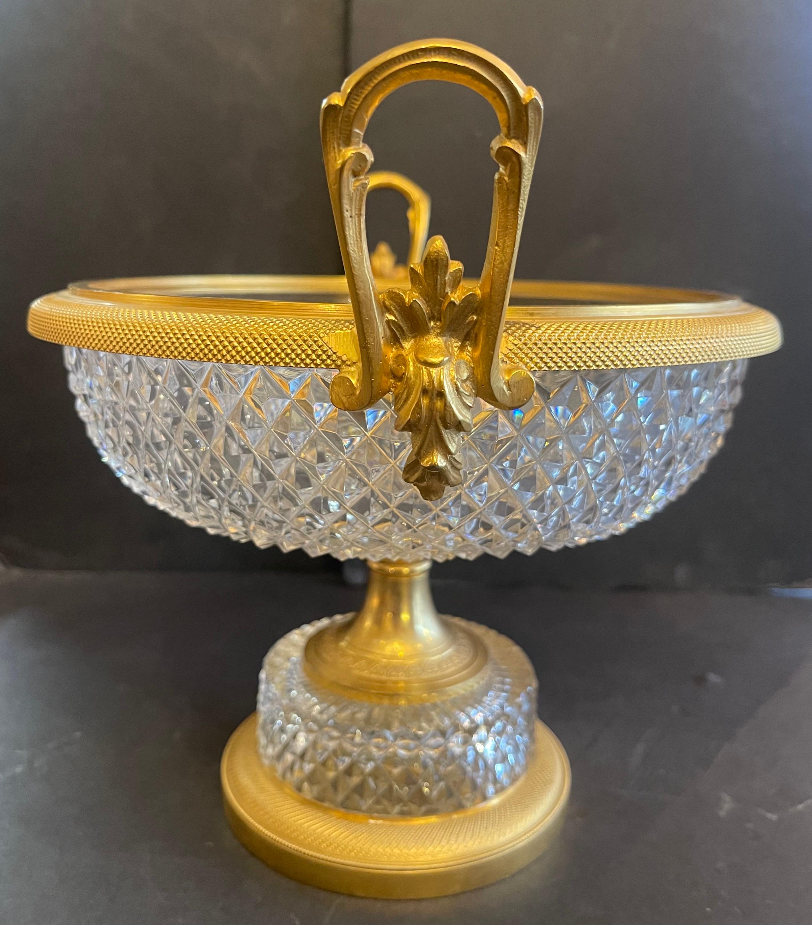 Maravilloso Centro De Mesa Francés De Bronce Doré Y Cristal Tallado De Diamante Ormolu Sobre Pedestal Al Estilo De Baccarat