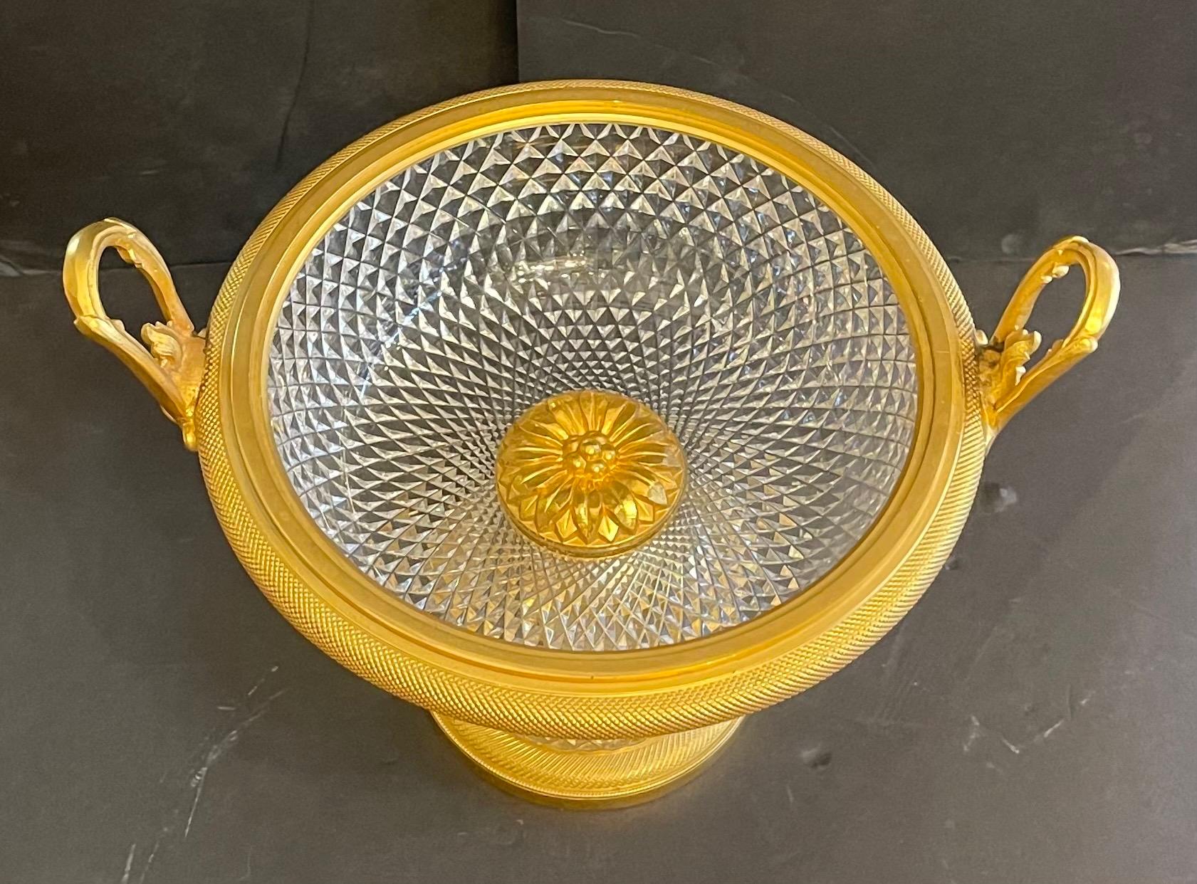 Maravilloso pedestal de centro de mesa francés de bronce doré con cristal talla diamante y ormolu Belle Époque en venta