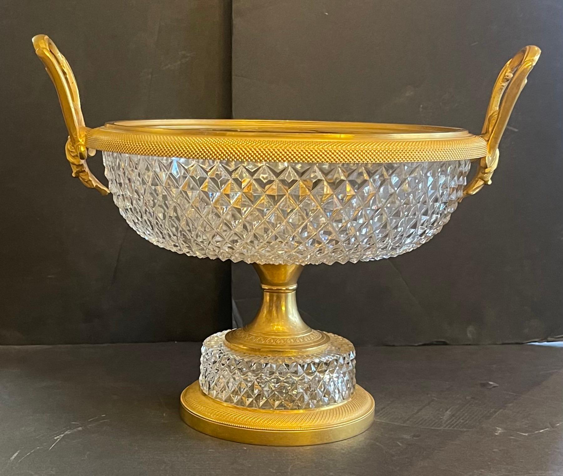 Maravilloso pedestal de centro de mesa francés de bronce doré con cristal talla diamante y ormolu Francés en venta