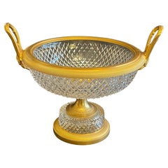 Maravilloso pedestal de centro de mesa francés de bronce doré con cristal talla diamante y ormolu