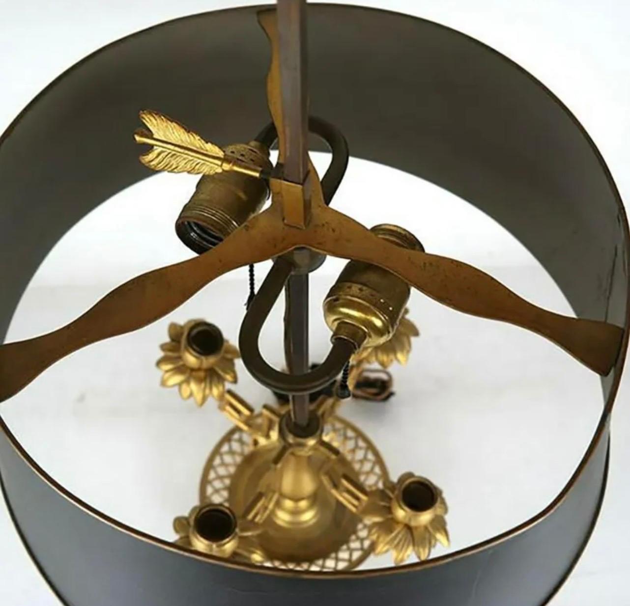 Français Merveilleuse lampe bouillotte à panier à fleurs en bronze doré avec abat-jour en tôle en vente