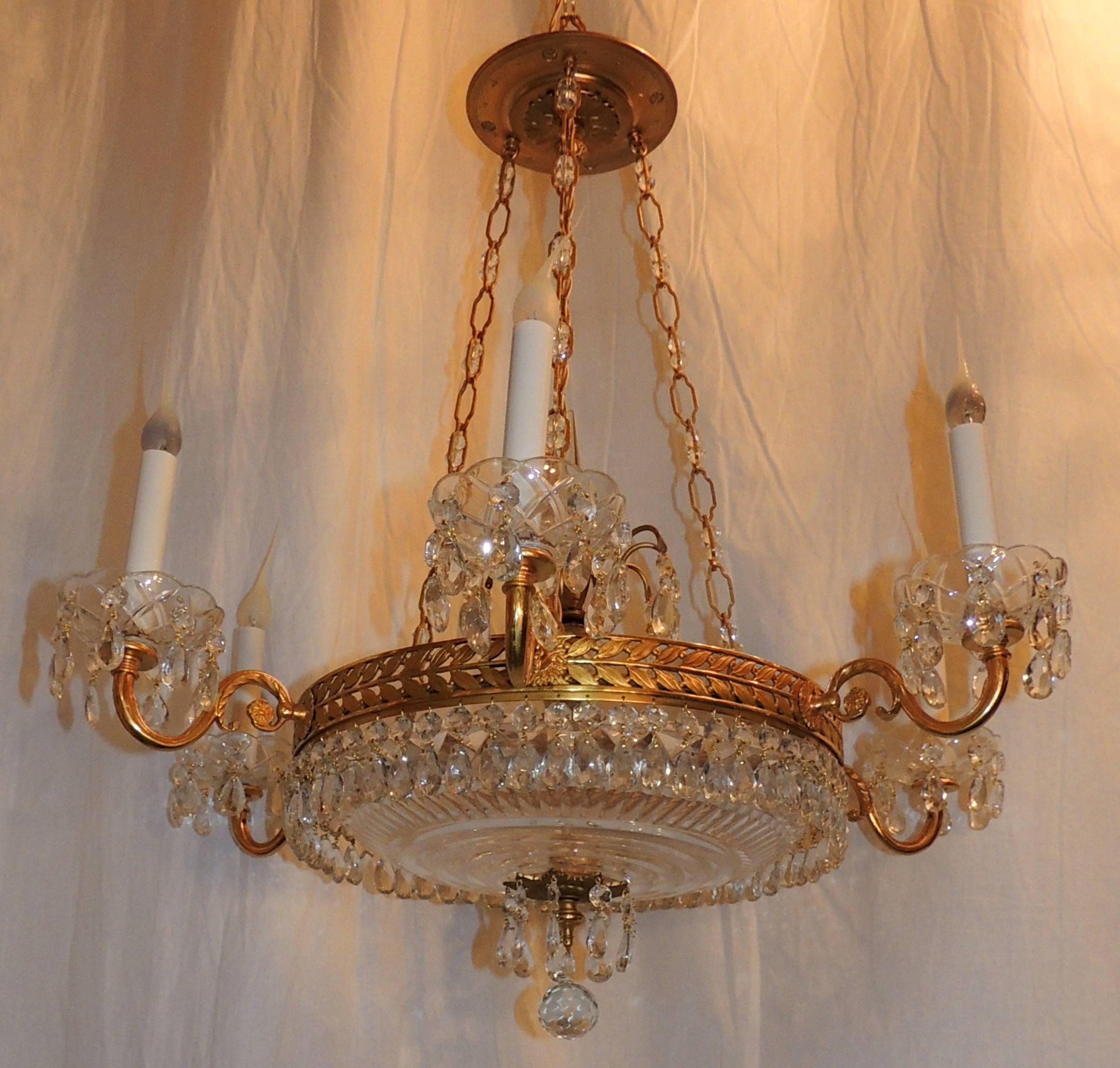 Merveilleux lustre Empire néoclassique français en bronze doré avec bol en cristal baltique en vente 2