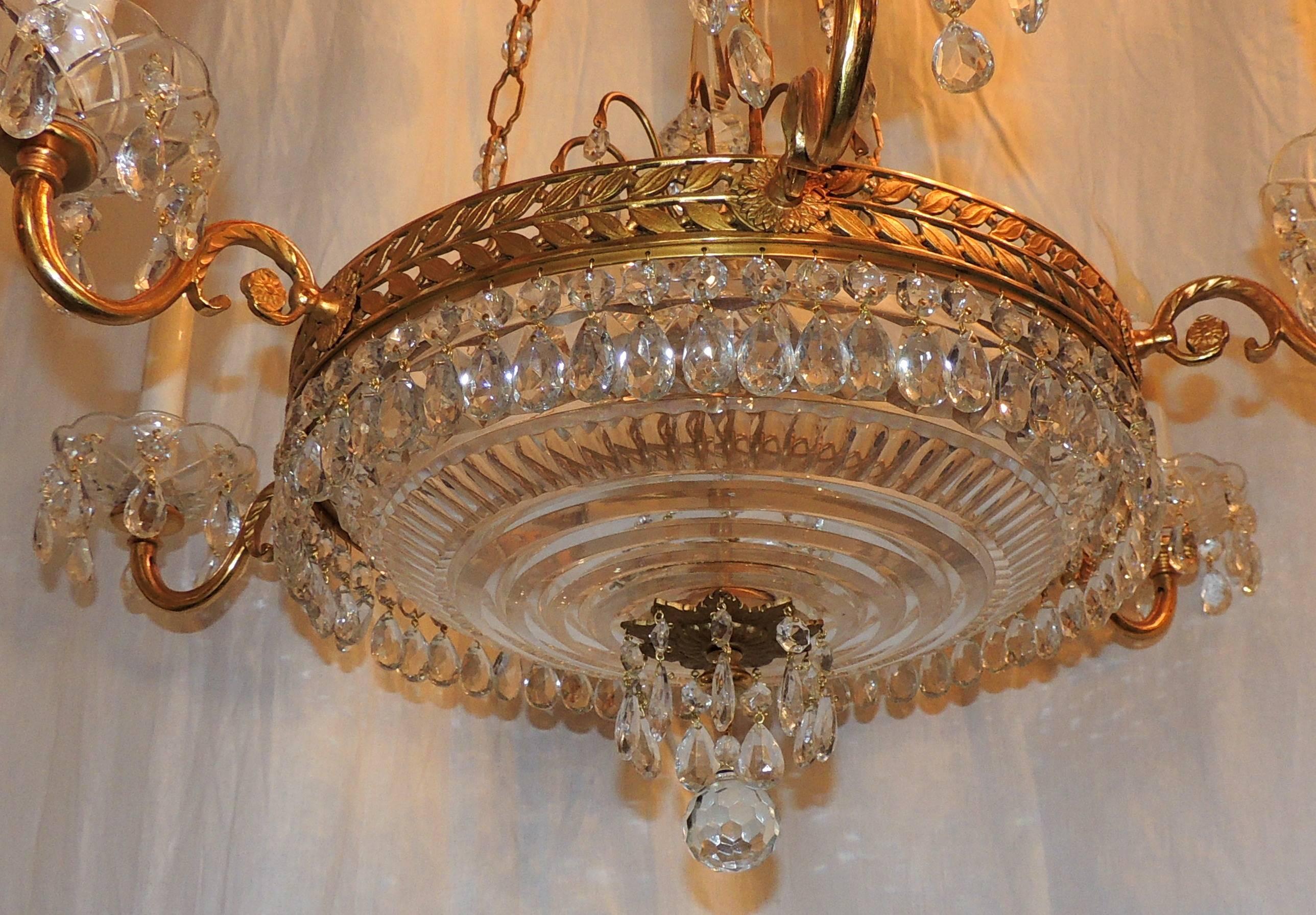 Doré Merveilleux lustre Empire néoclassique français en bronze doré avec bol en cristal baltique en vente
