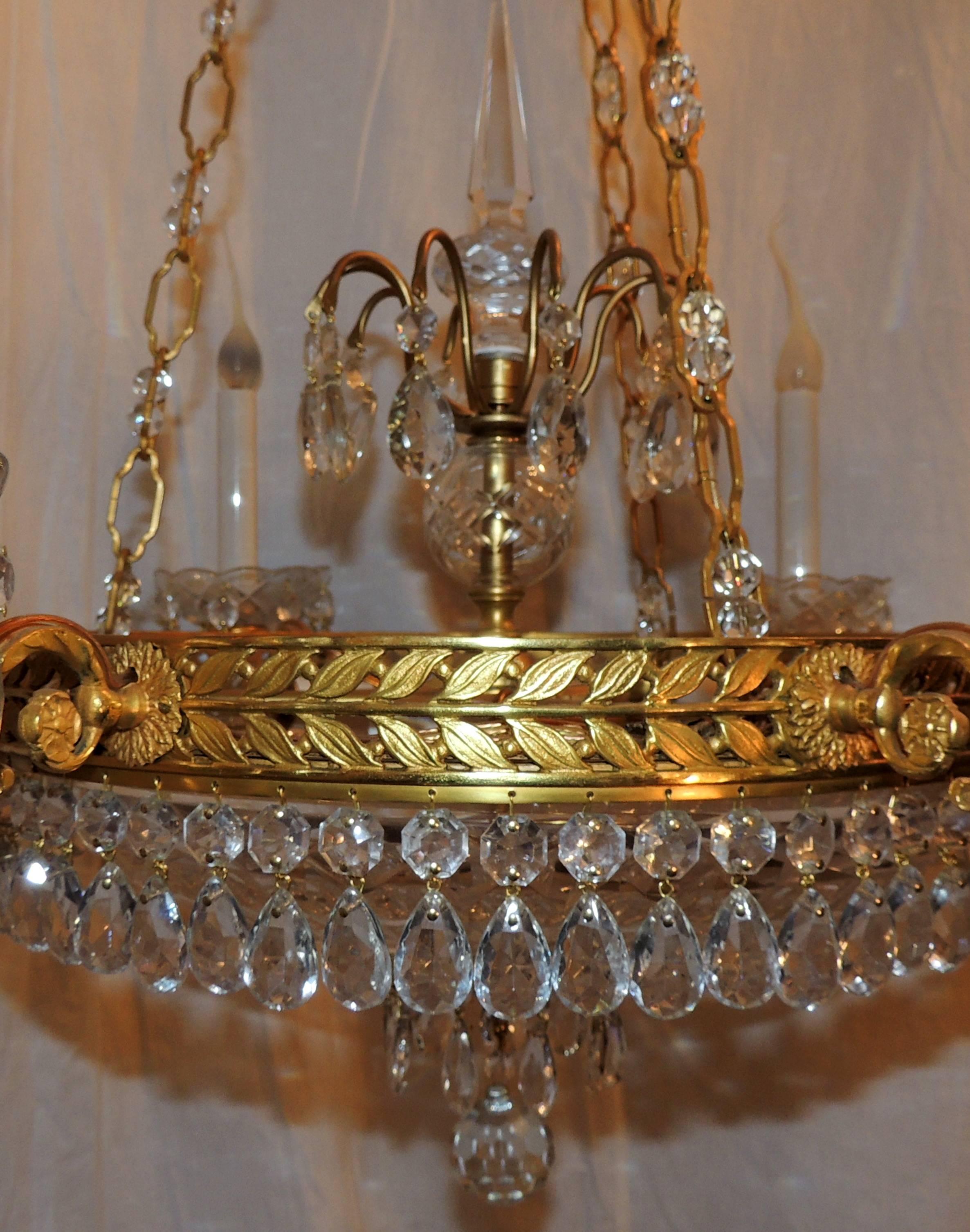 Début du 20ème siècle Merveilleux lustre Empire néoclassique français en bronze doré avec bol en cristal baltique en vente