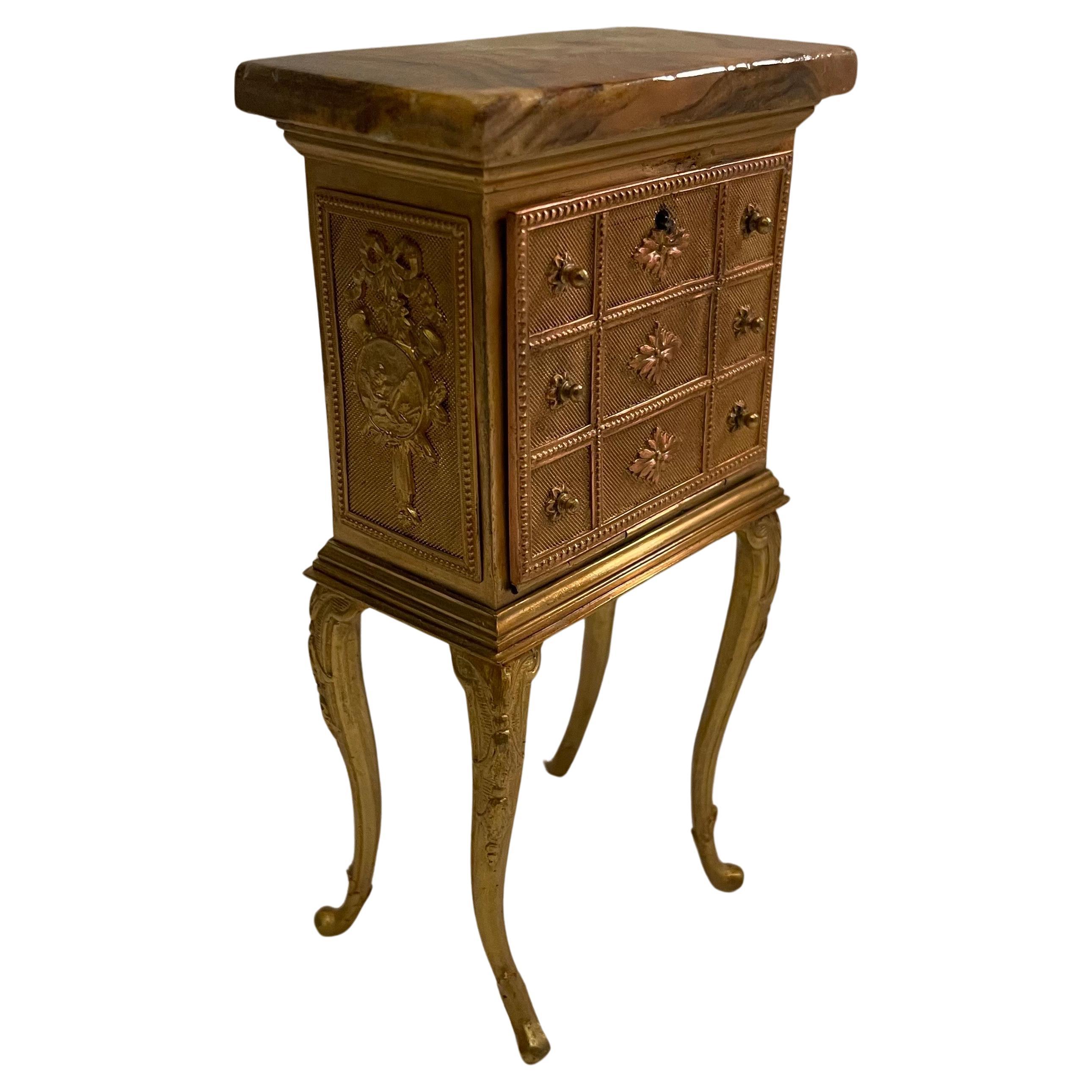 Meraviglioso portagioie francese Dore Bronze Onyx Ormolu Mini Dresser