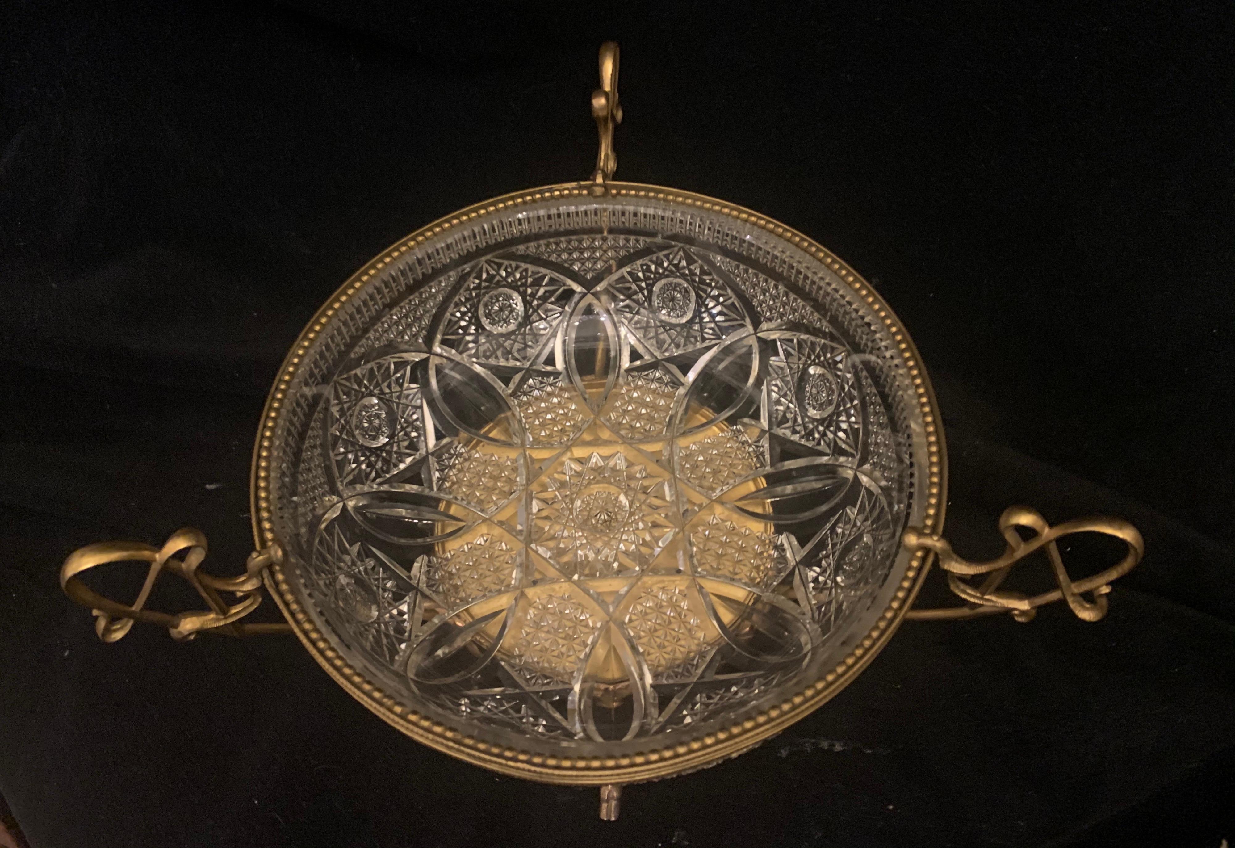 Belle Époque Meraviglioso centrotavola francese Doré in bronzo ormolu con fiocco e nappe in cristallo, cestino con ciotola in vendita