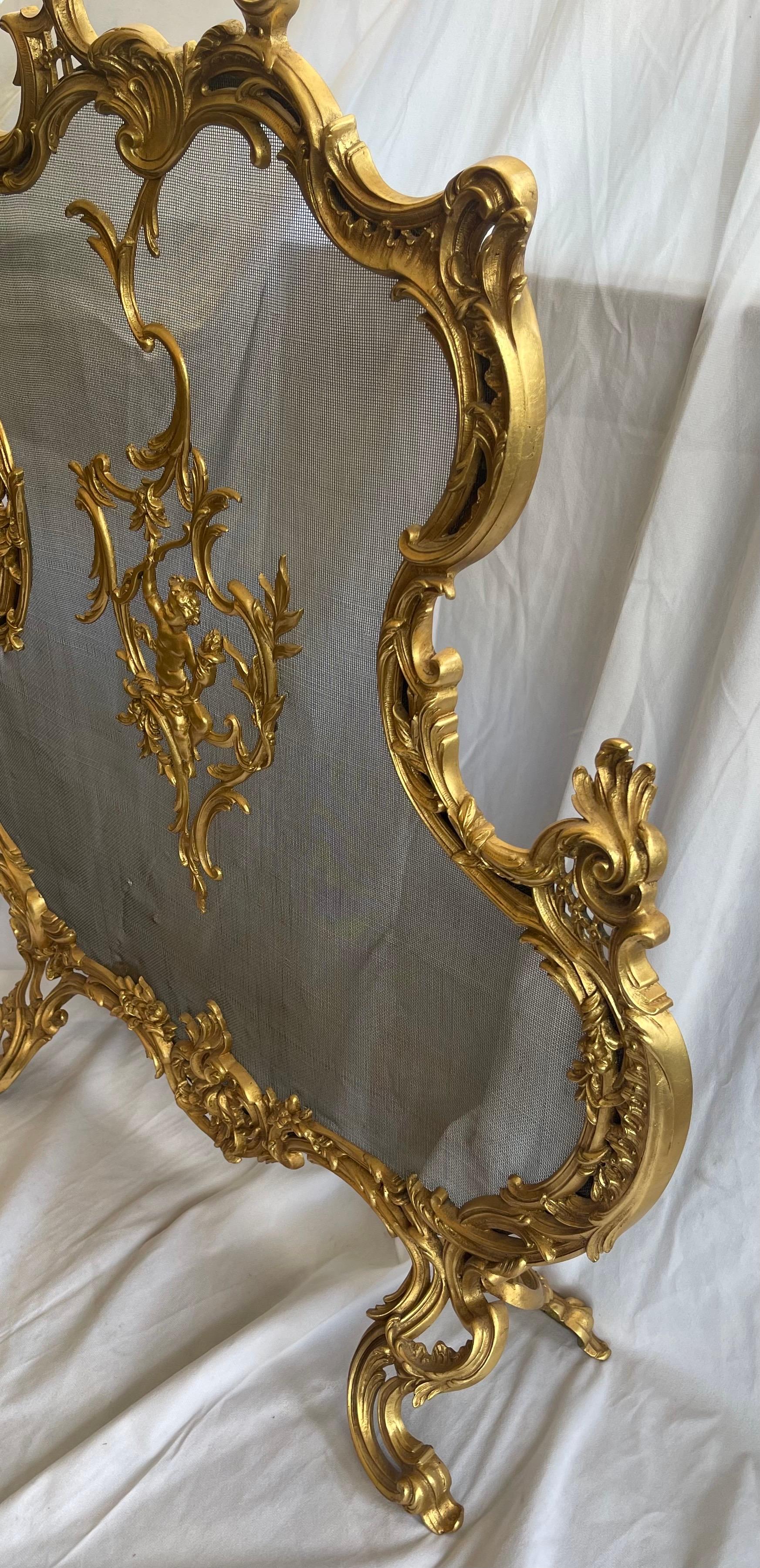 Wonderful French Doré Bronze Ormolu Cherub Putti Fireplace Screen Fire Screen In Good Condition For Sale In Roslyn, NY