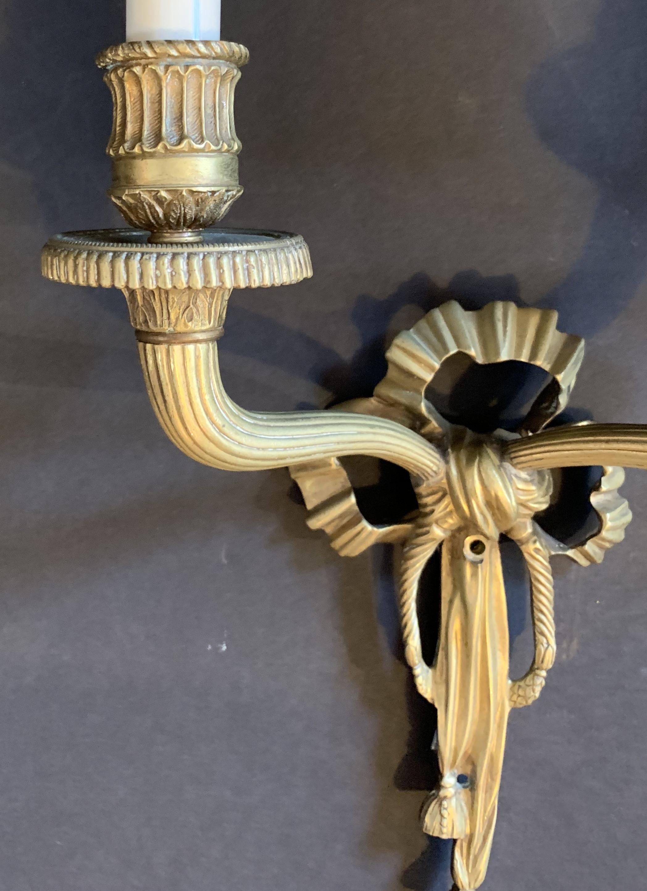 Français Merveilleuse paire d'appliques à deux bras en bronze doré français avec pampilles en forme de ruban de Caldwell en vente