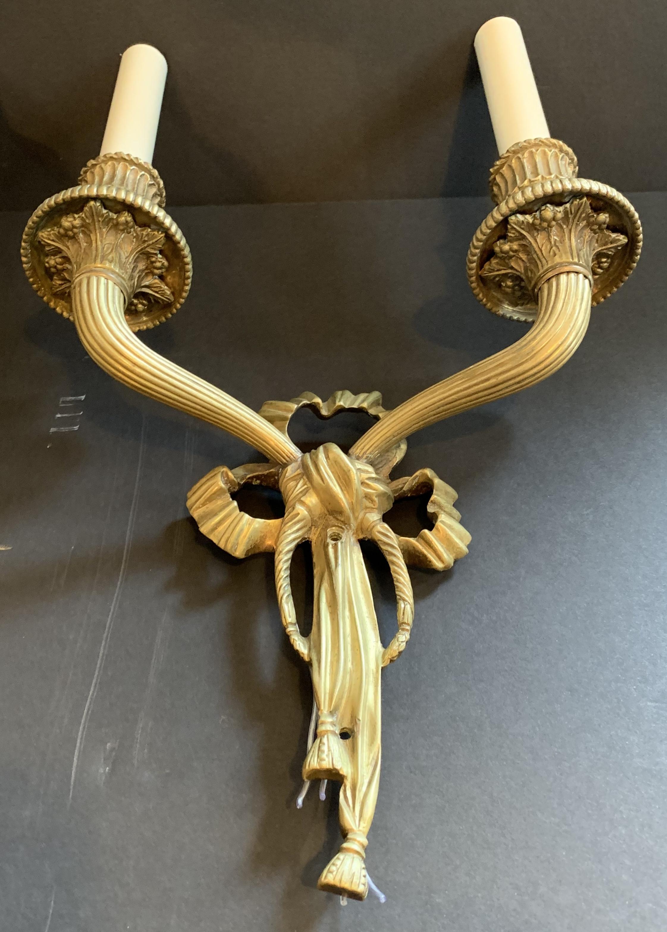 Merveilleuse paire d'appliques à deux bras en bronze doré français avec pampilles en forme de ruban de Caldwell Bon état - En vente à Roslyn, NY