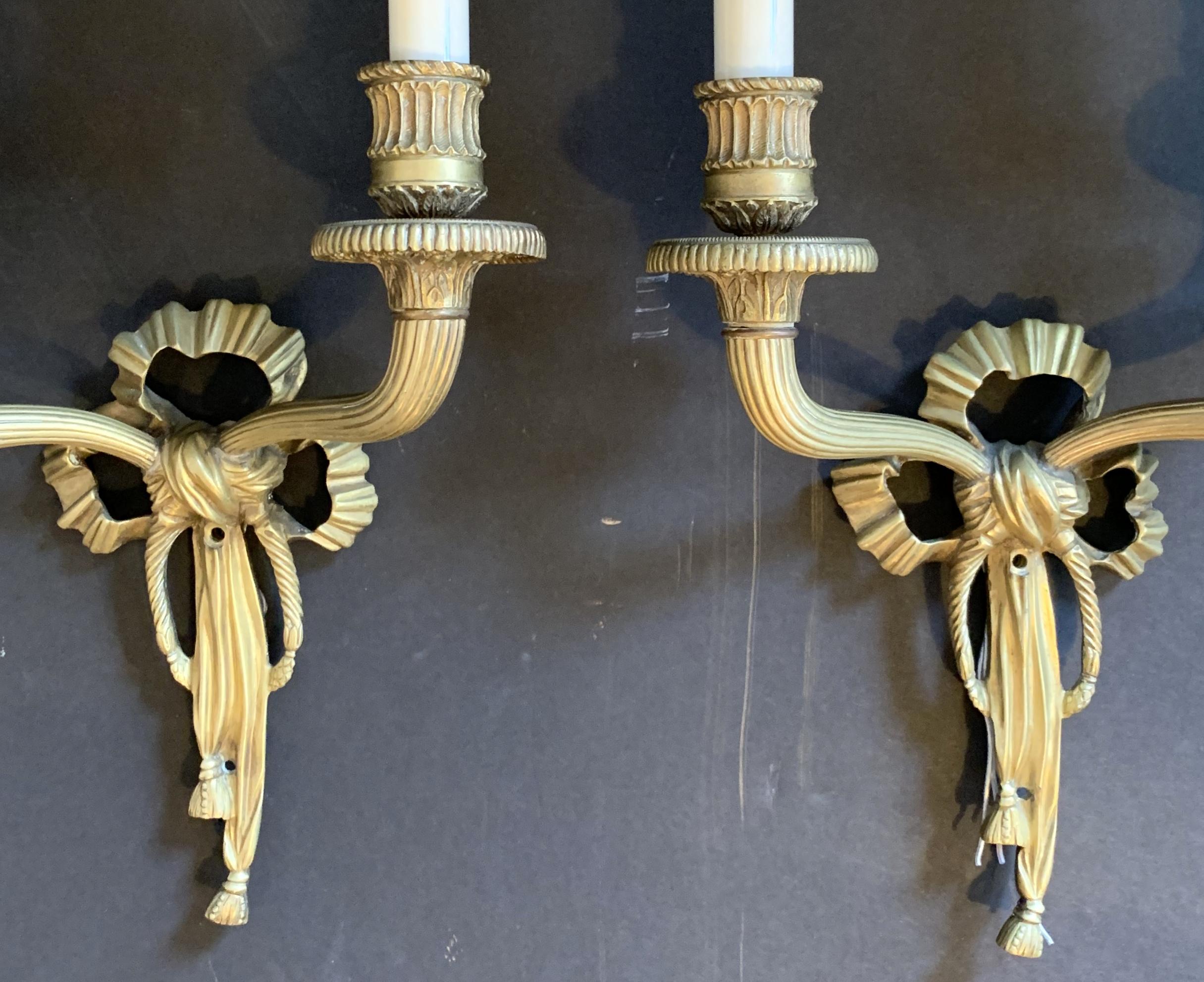 20ième siècle Merveilleuse paire d'appliques à deux bras en bronze doré français avec pampilles en forme de ruban de Caldwell en vente