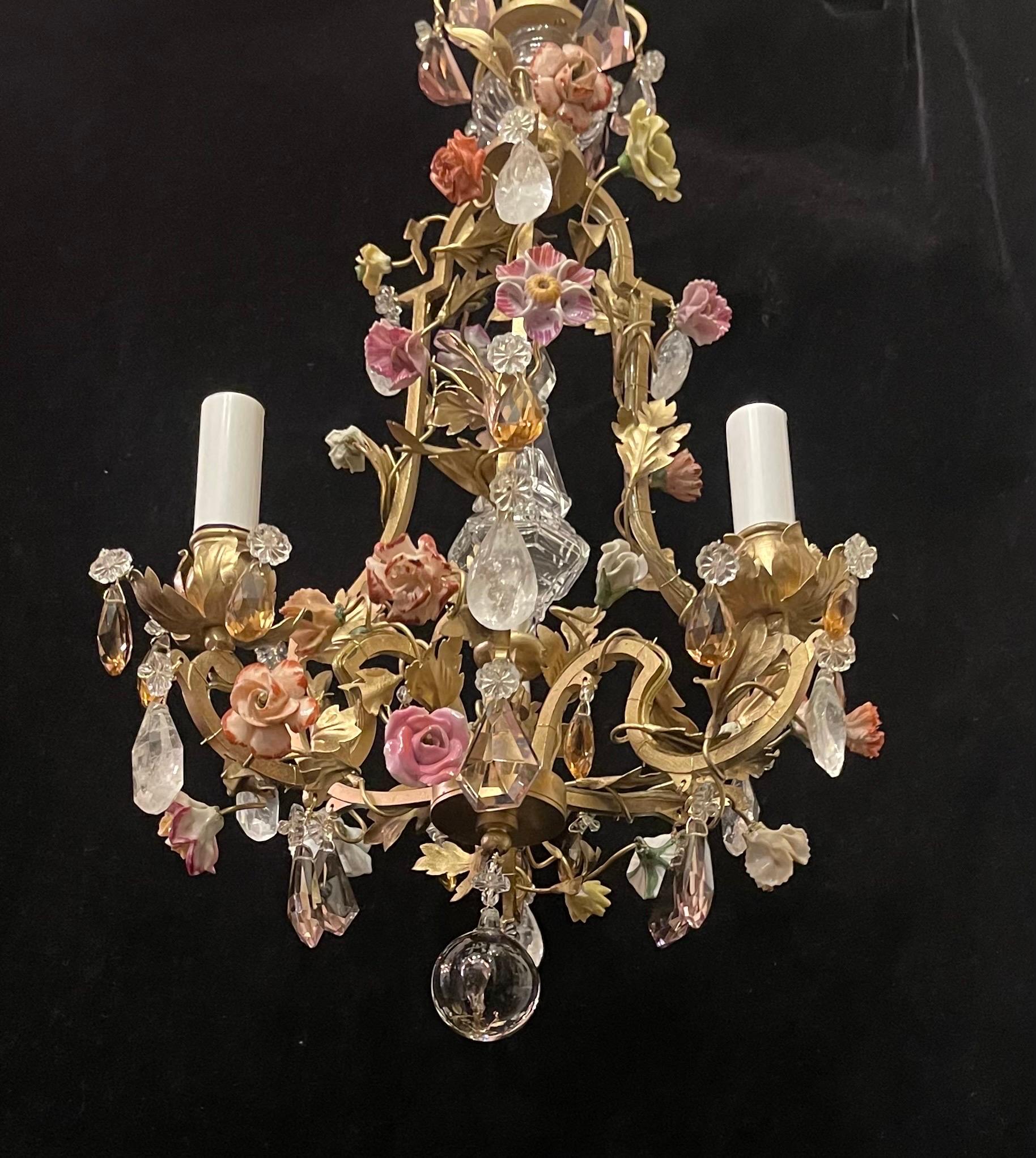 Wunderschöner französischer Dore Bronze-Bergkristall-Porzellan-Blumen-Kronleuchter aus Porzellan   (Belle Époque) im Angebot