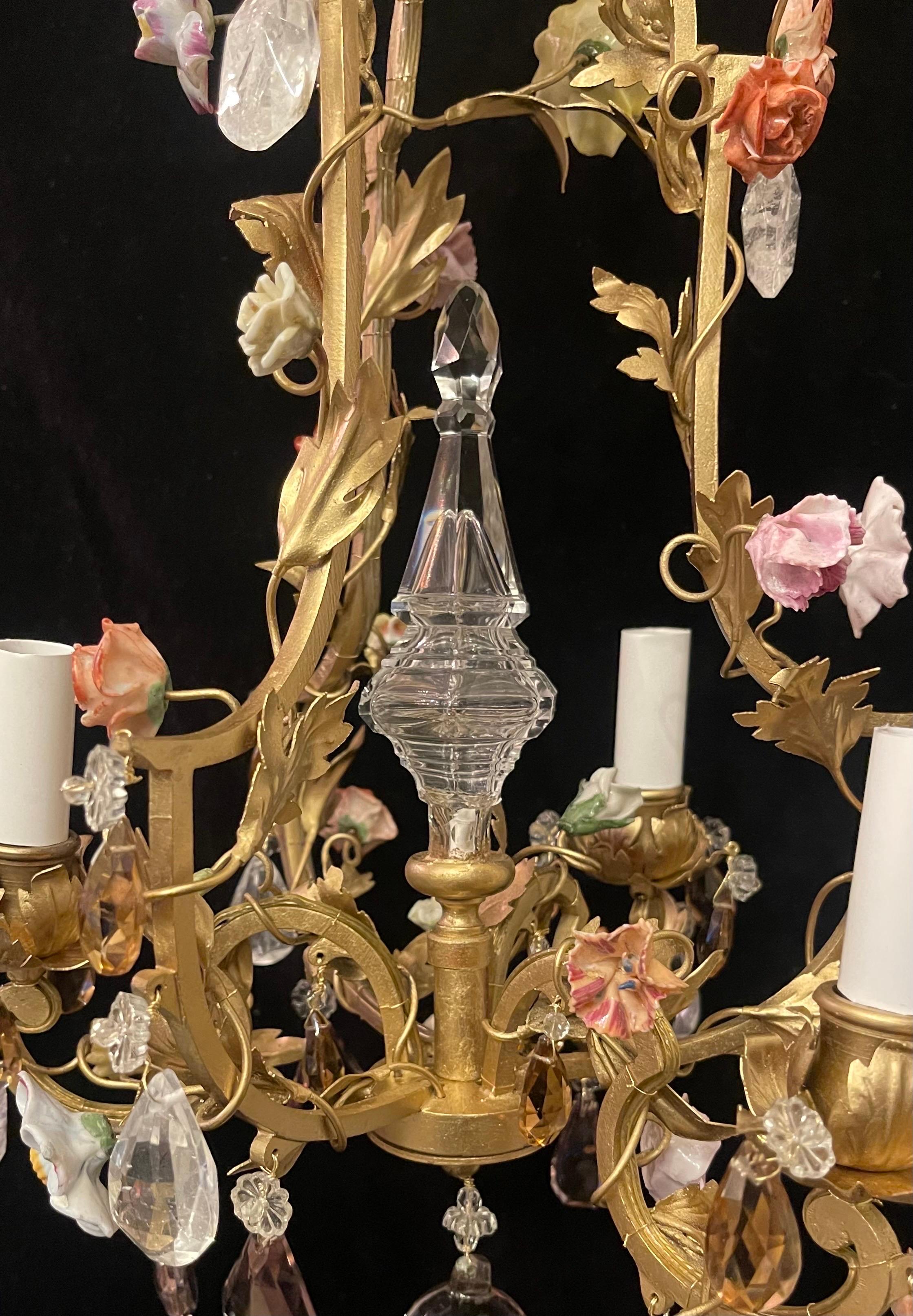 Wunderschöner französischer Dore Bronze-Bergkristall-Porzellan-Blumen-Kronleuchter aus Porzellan   (Französisch) im Angebot