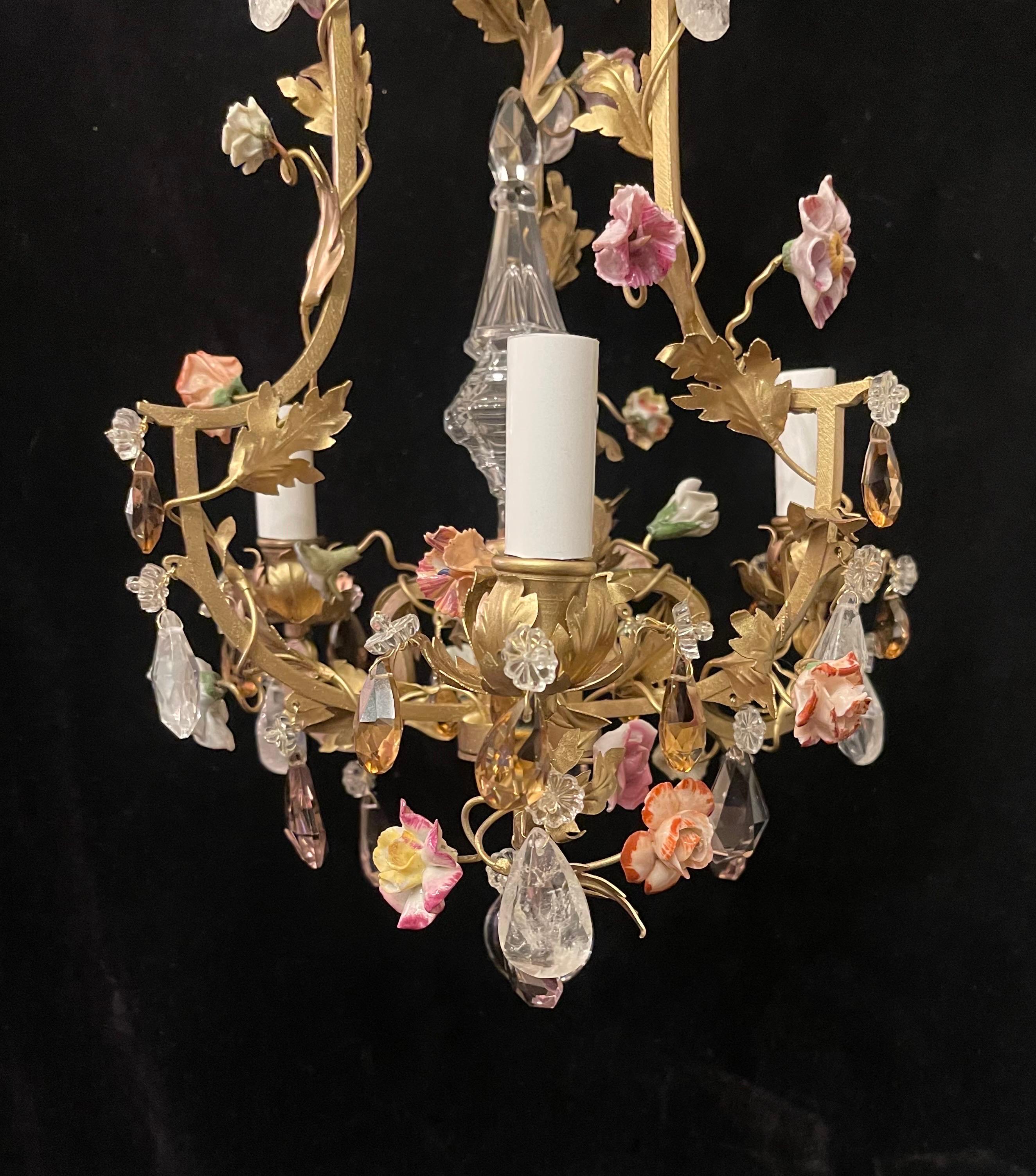 Wunderschöner französischer Dore Bronze-Bergkristall-Porzellan-Blumen-Kronleuchter aus Porzellan   (20. Jahrhundert) im Angebot