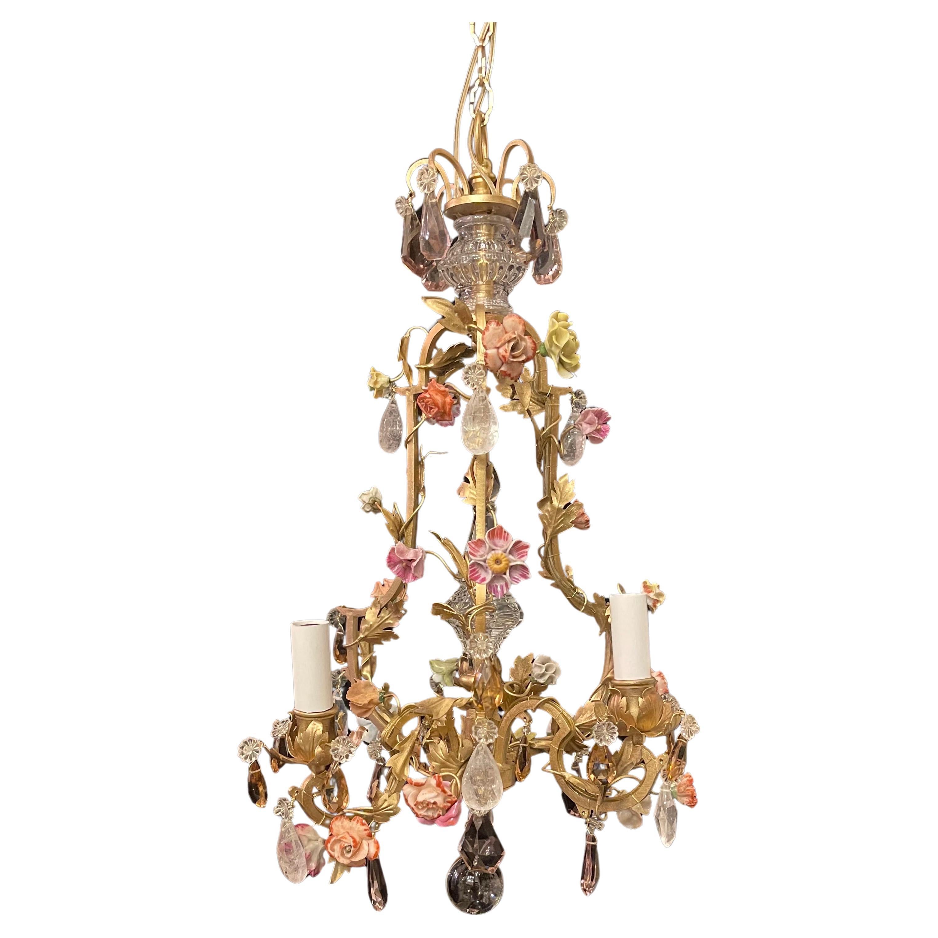 Wunderschöner französischer Dore Bronze-Bergkristall-Porzellan-Blumen-Kronleuchter aus Porzellan  
