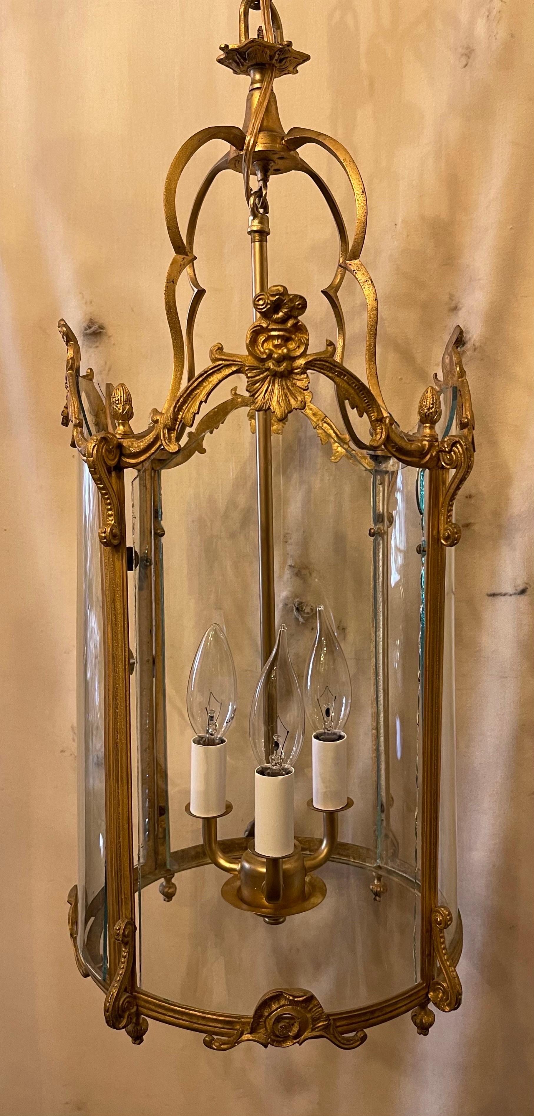 Ein wundervoller französischer Dore-Bronze-Rokoko-Louis-XV-Laternenleuchter mit 3 Kandelabern in einem mundgeblasenen und geschliffenen, gewölbten Glasgehäuse mit einer Türscheibe wurde neu verkabelt.
halterung wird mit Kette und Baldachin