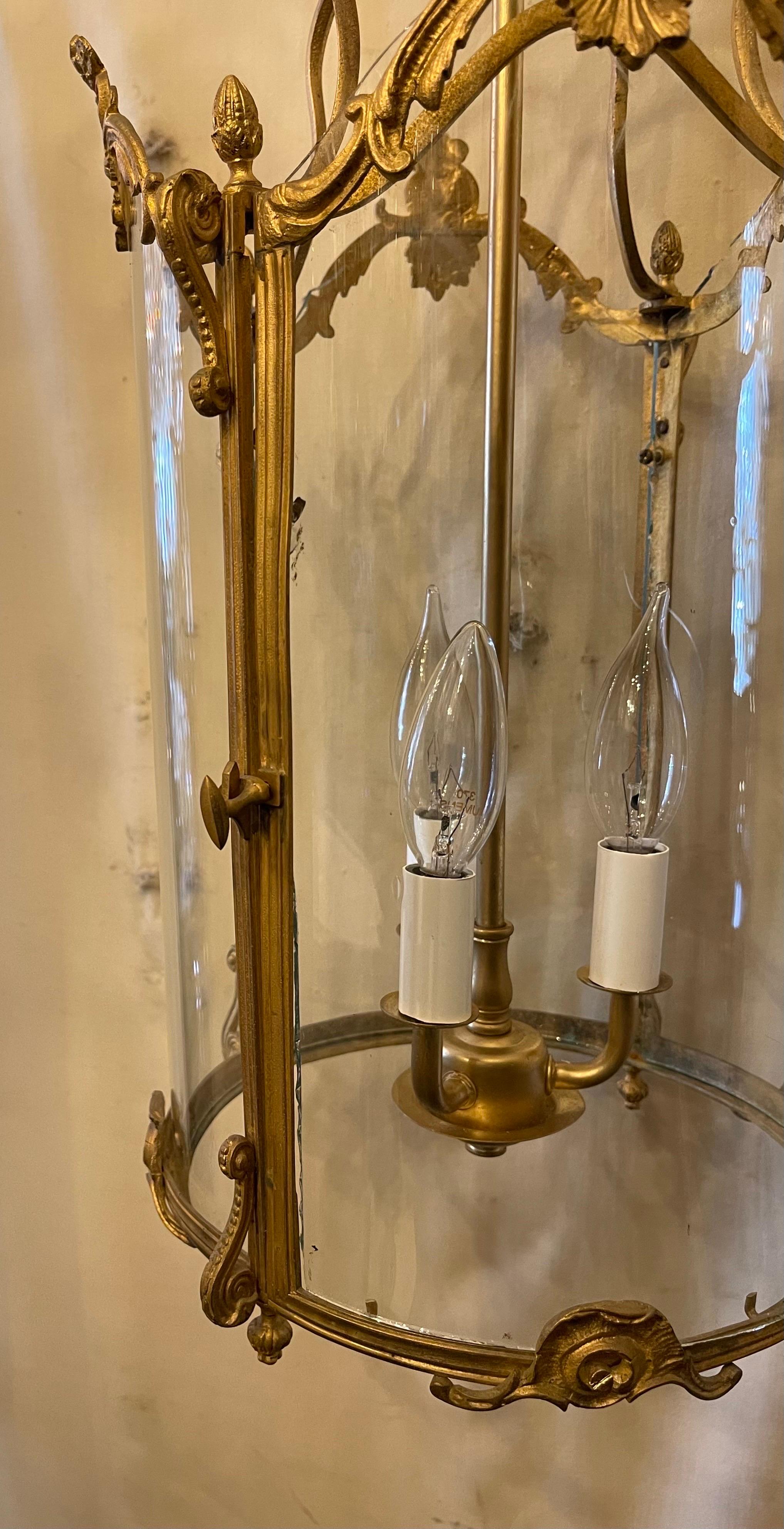 Wunderschöne französische Dore Bronze Rokoko Louis XV Petite Lantern-Kronleuchter-Leuchte im Zustand „Gut“ im Angebot in Roslyn, NY