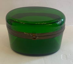 Magnifique coffret à bijoux français en verre d'art vert émeraude, laiton et cristal