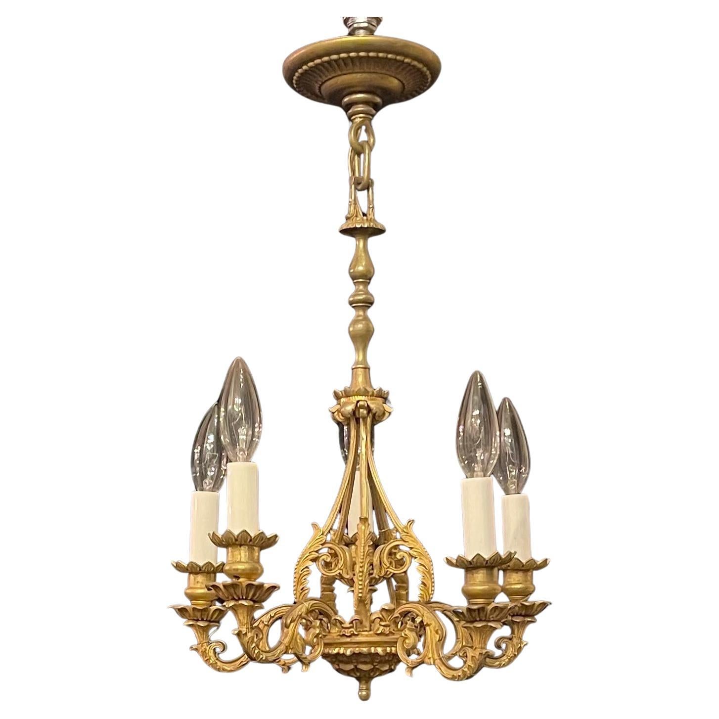 Français Merveilleux lustre Empire français à cinq bras en bronze doré de style Régence en vente