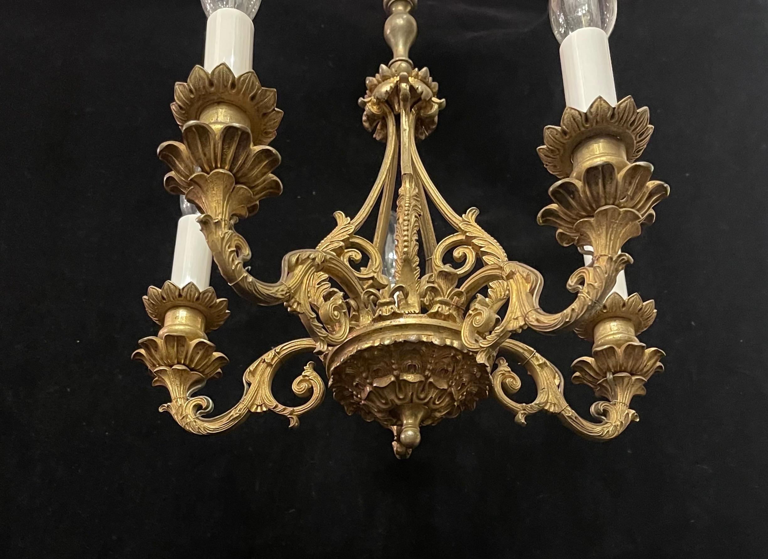 20ième siècle Merveilleux lustre Empire français à cinq bras en bronze doré de style Régence en vente