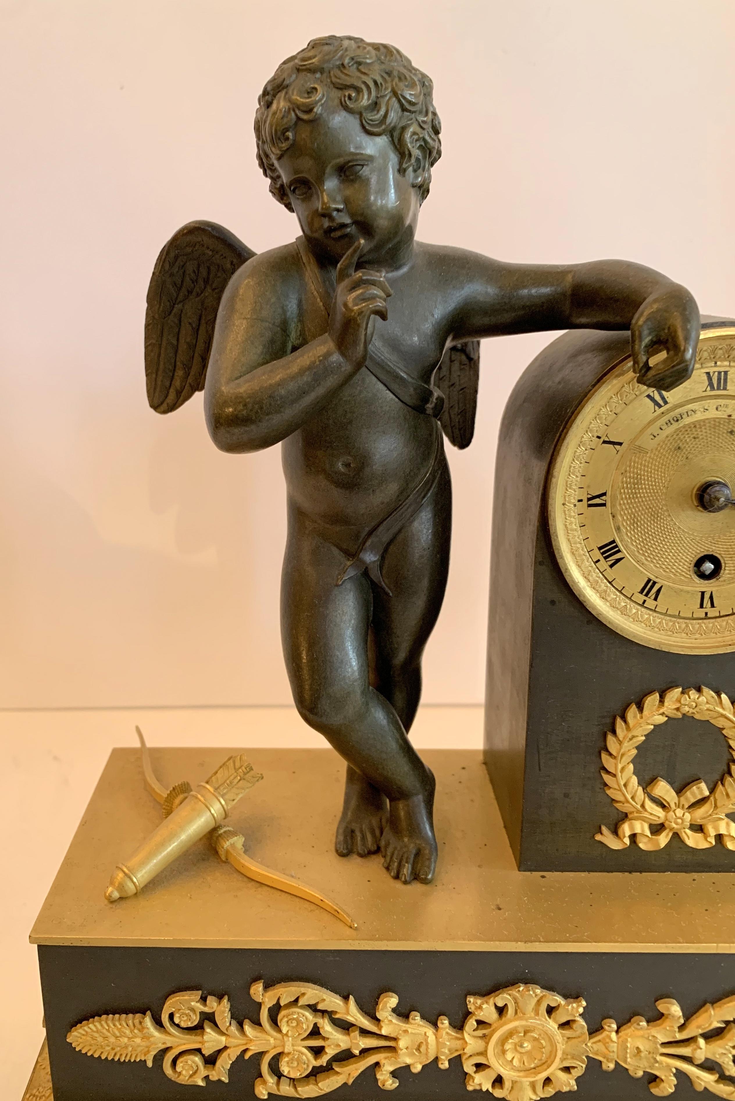 Une merveilleuse horloge Empire français doré et bronze patiné Cherub Putti wreath, pas actuellement en état de marche, le couvercle arrière est manquant ainsi que la cloche.
 