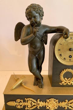 Merveilleuse horloge française Empire en forme de couronne de chérubin Putti en bronze patiné et doré