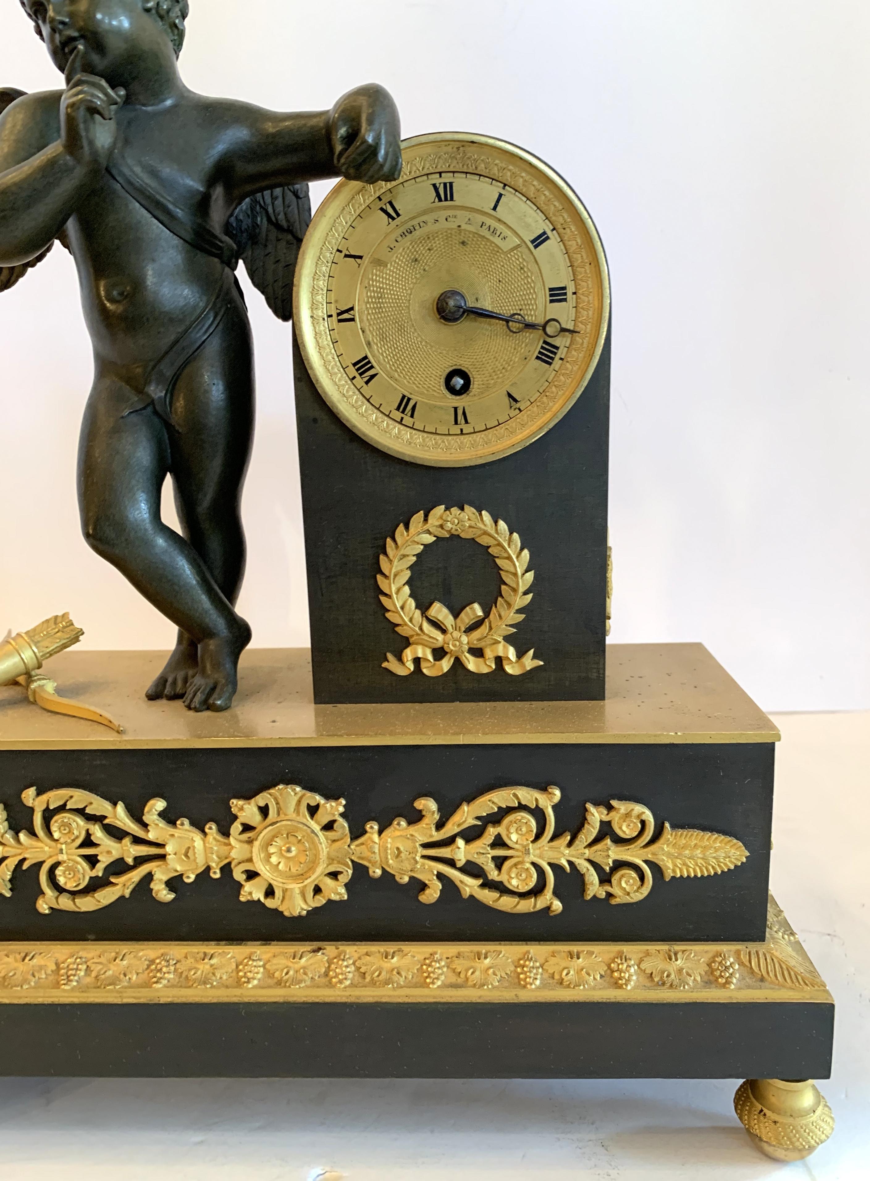 Français Merveilleuse horloge française Empire en forme de couronne de chérubin Putti en bronze patiné et doré en vente