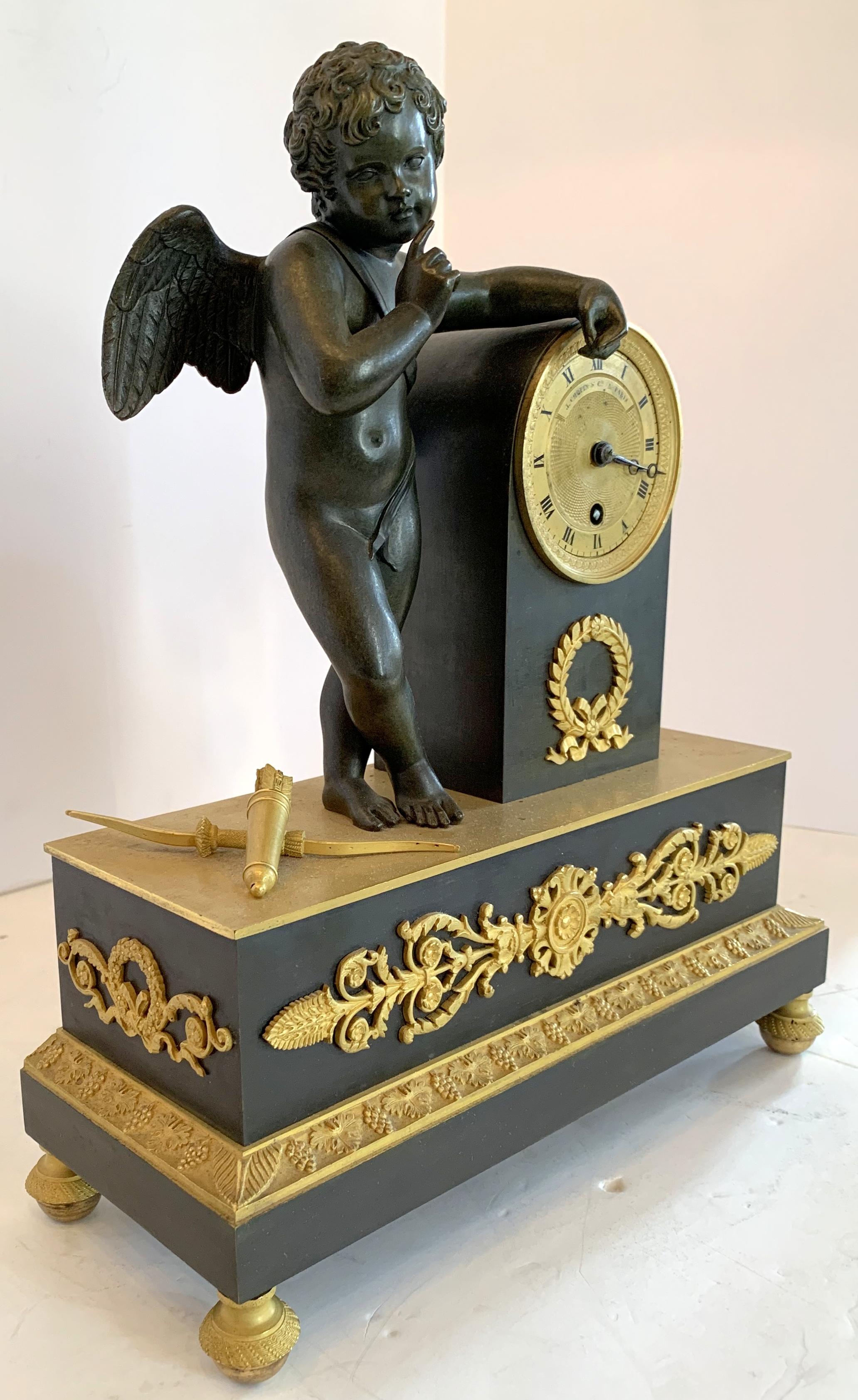 Wunderschöne französische Empire Dore und patinierte Bronze Cherub Puttenkranz-Uhr im Zustand „Gut“ im Angebot in Roslyn, NY
