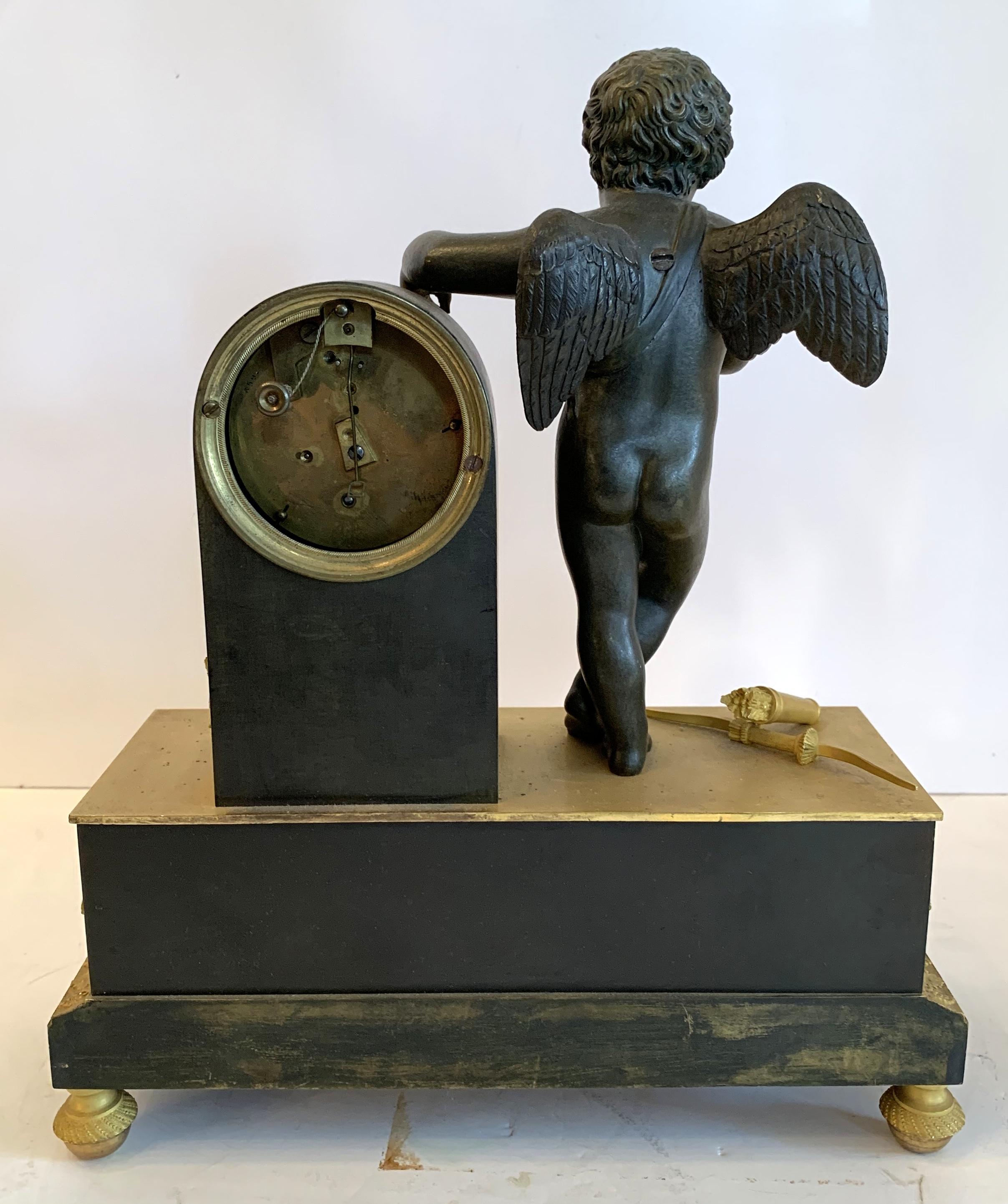 XIXe siècle Merveilleuse horloge française Empire en forme de couronne de chérubin Putti en bronze patiné et doré en vente