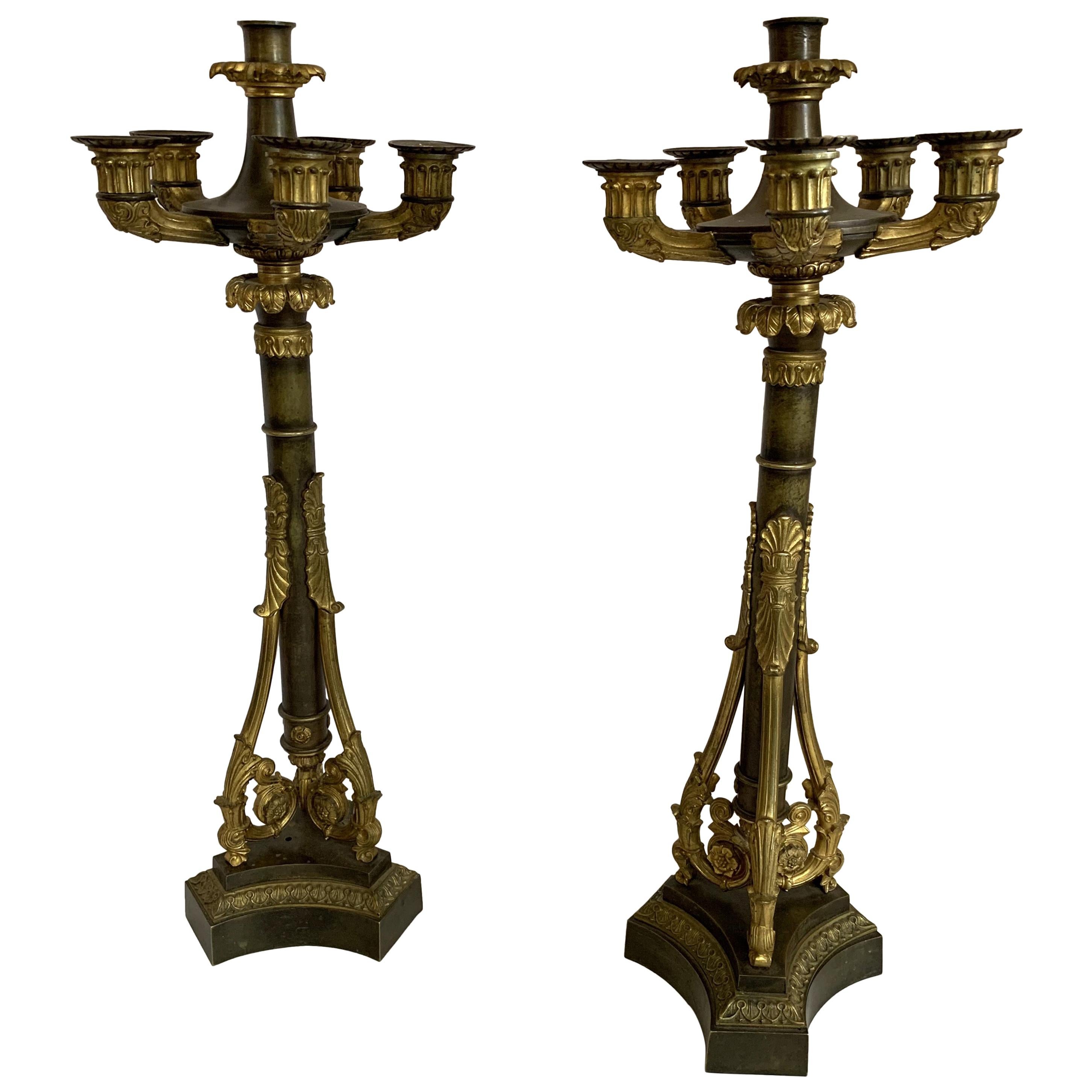 Meravigliosa coppia di candelabri francesi impero neoclassici in bronzo bicolore in vendita