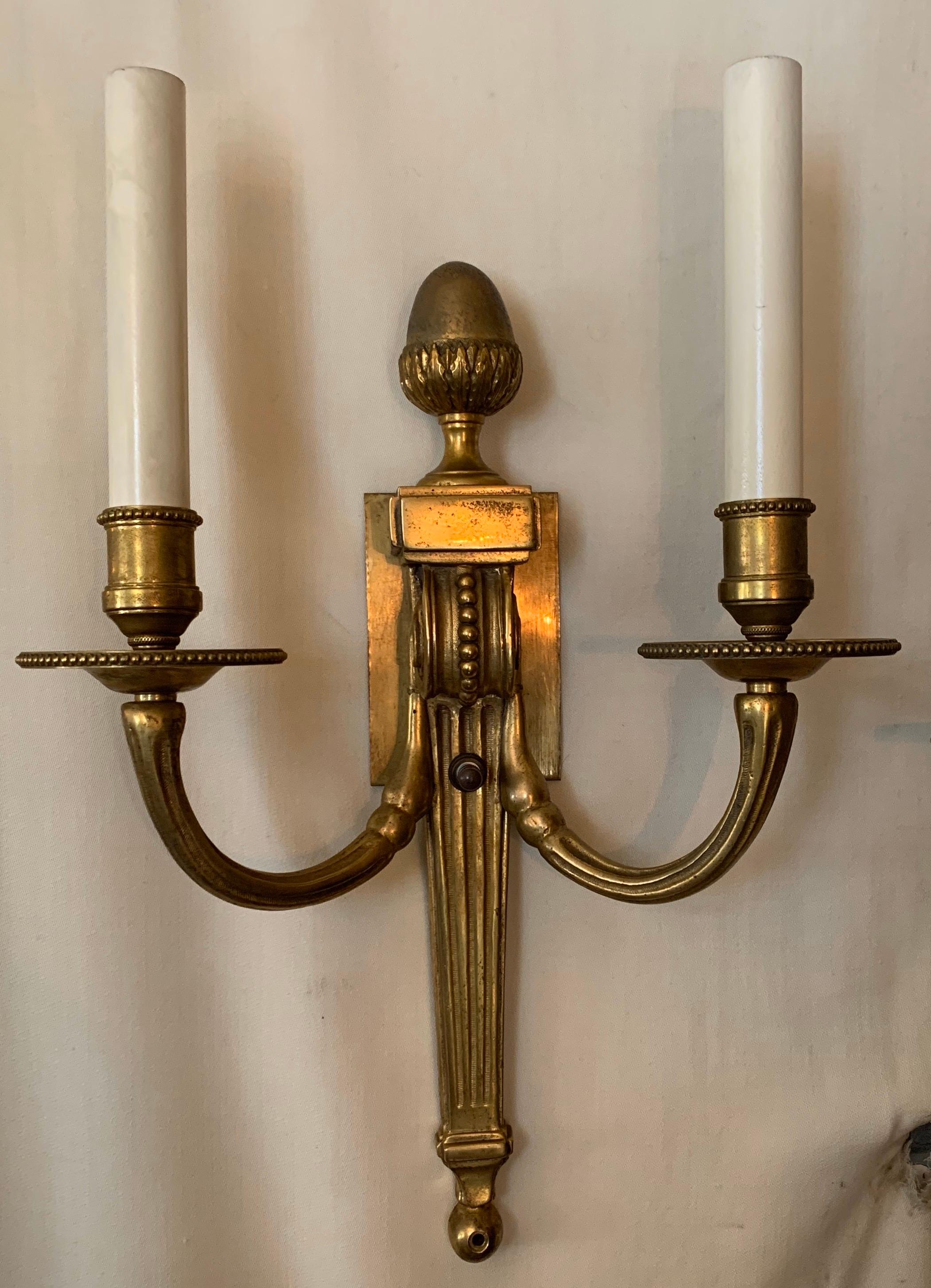 Une merveilleuse paire d'appliques en bronze Empire / néoclassique à deux candélabres en forme d'urne de la manière de E.F. Caldwell.