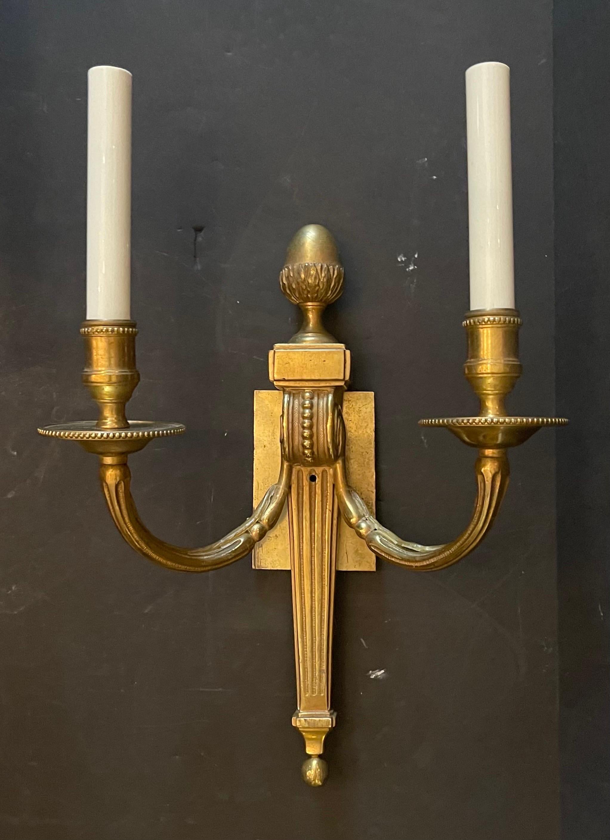 Une merveilleuse paire d'appliques en bronze Empire / néoclassique à deux candélabres en forme d'urne de la manière de E.F. Caldwell.