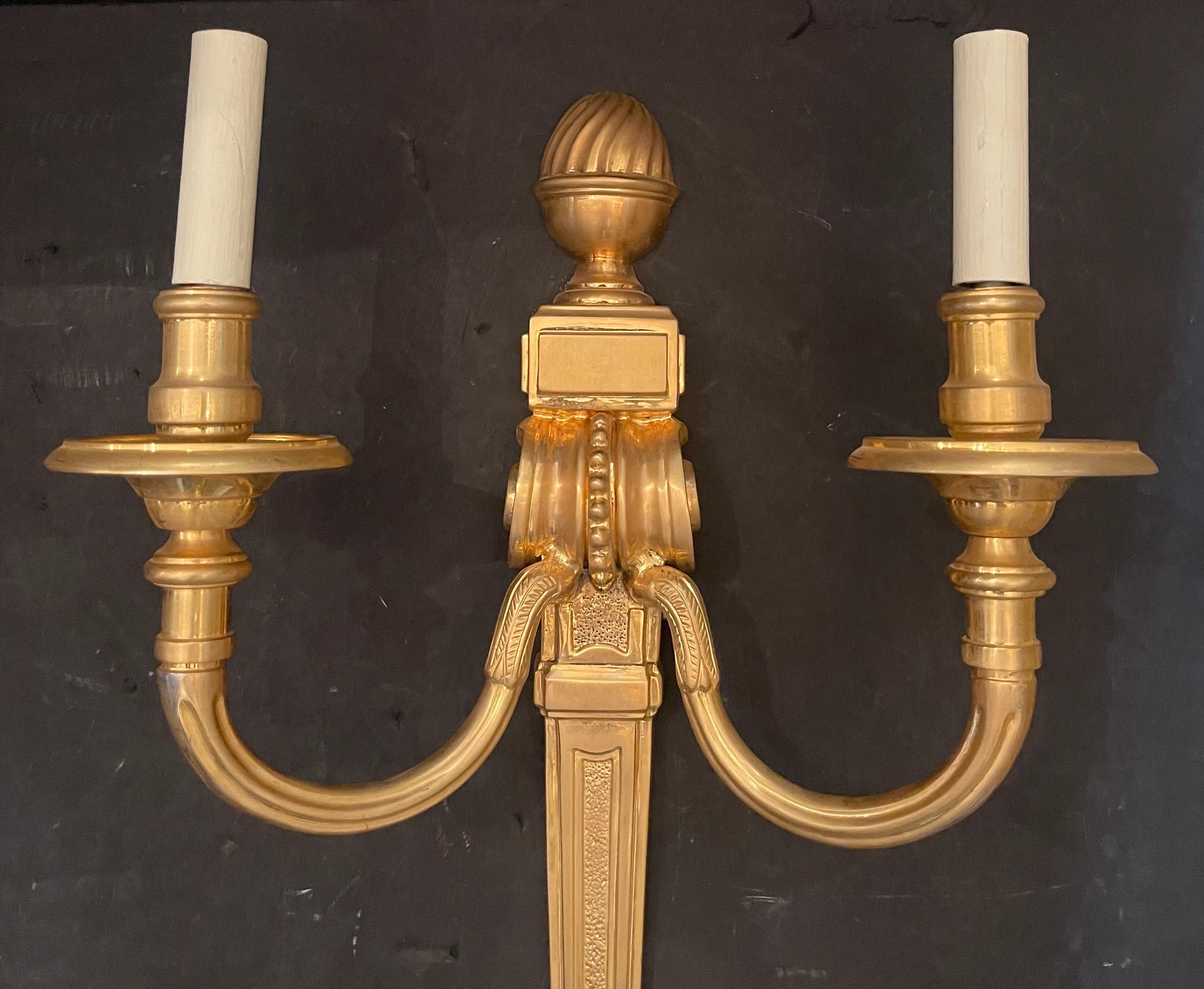 Maravilloso Imperio Francés Neoclásico Urna de Bronce Caldwell Dos Candelabros Aplique Dorado en venta