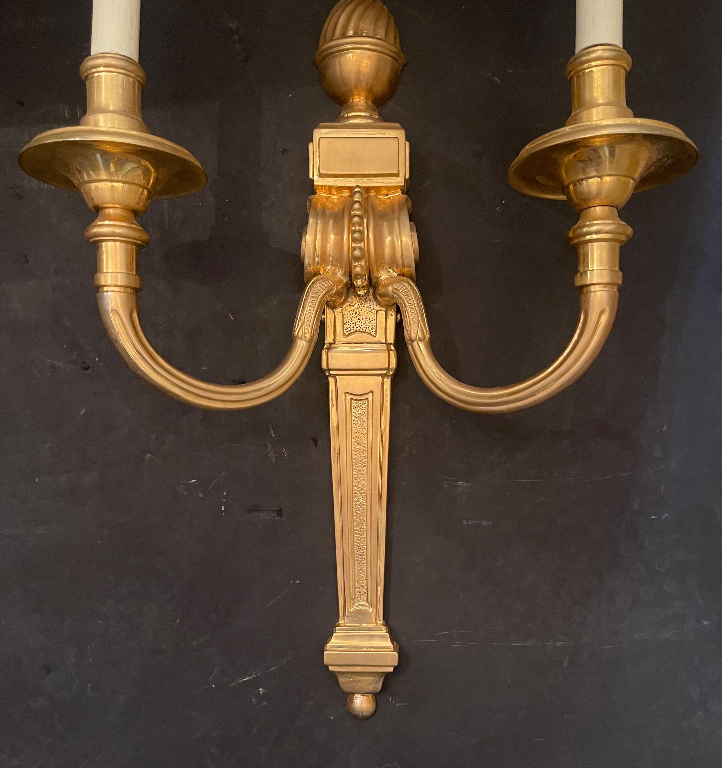 Maravilloso Imperio Francés Neoclásico Urna de Bronce Caldwell Dos Candelabros Aplique en Bueno estado para la venta en Roslyn, NY
