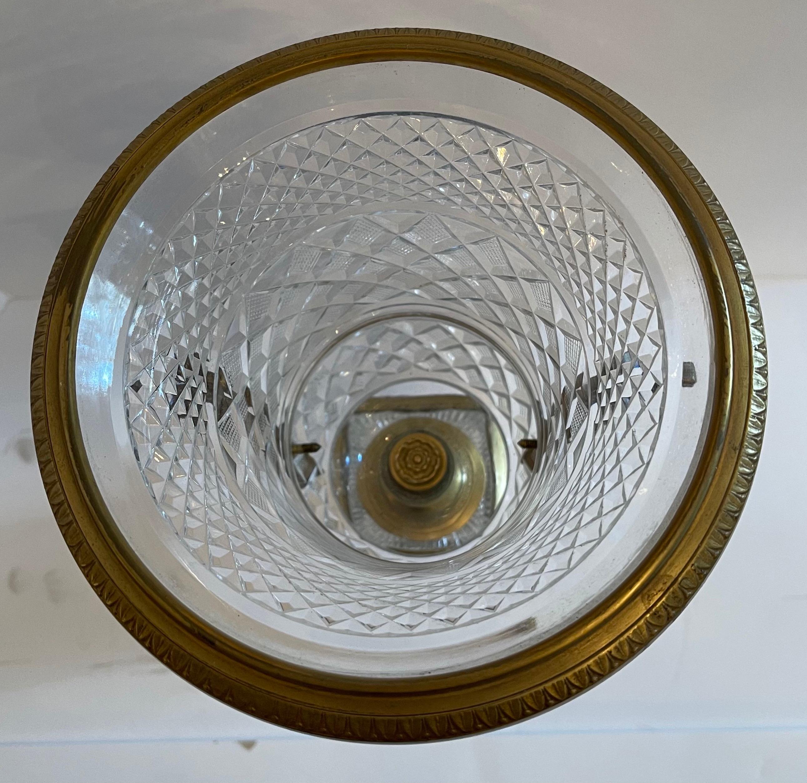 Wunderschöne französische Empire-Urne aus geschliffener Kristallbronze und Goldbronze im neoklassizistischen Stil (Französisch) im Angebot