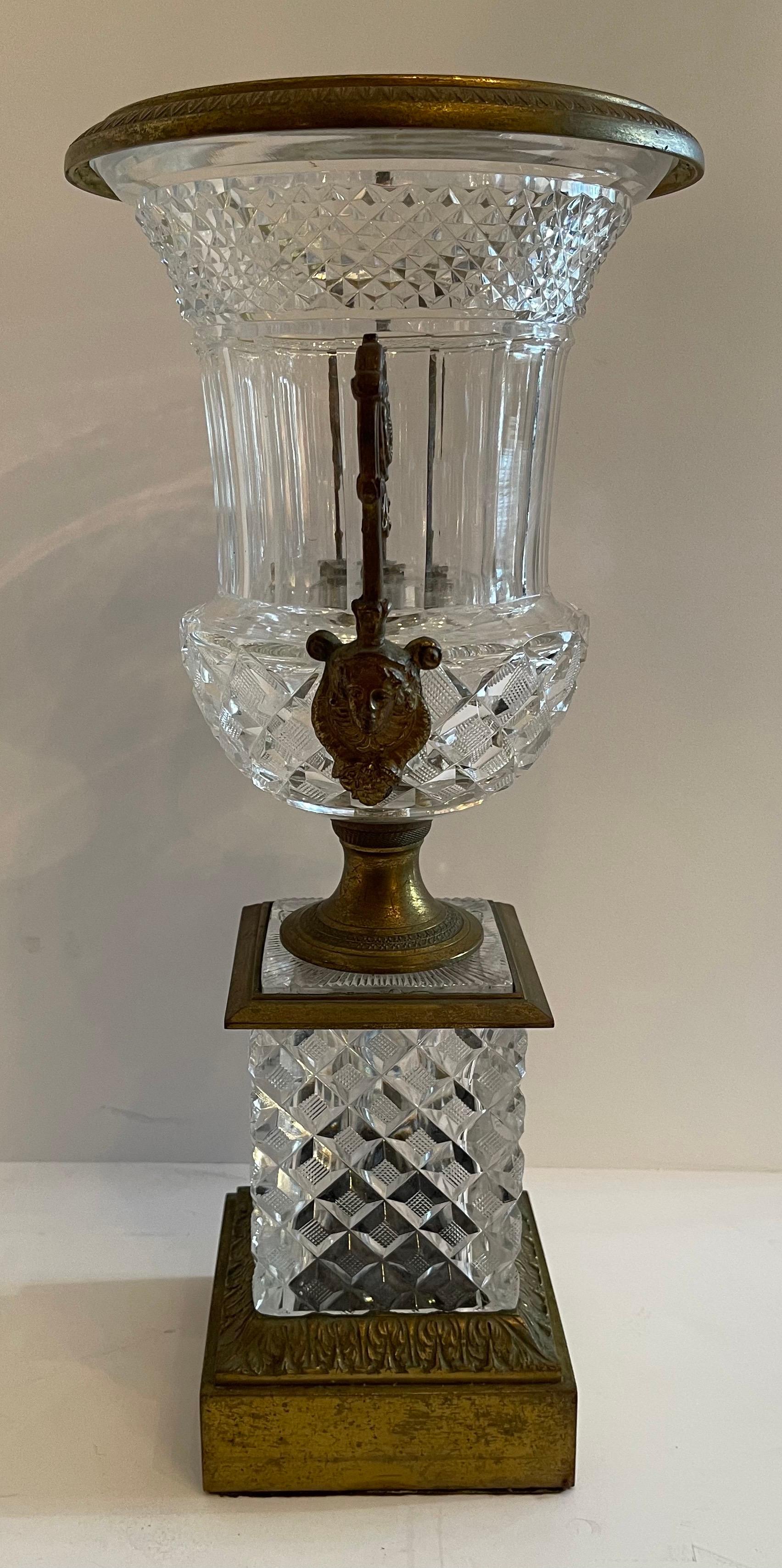 20ième siècle Merveilleuse urne en cristal taillé et bronze doré de style Empire français néoclassique en vente