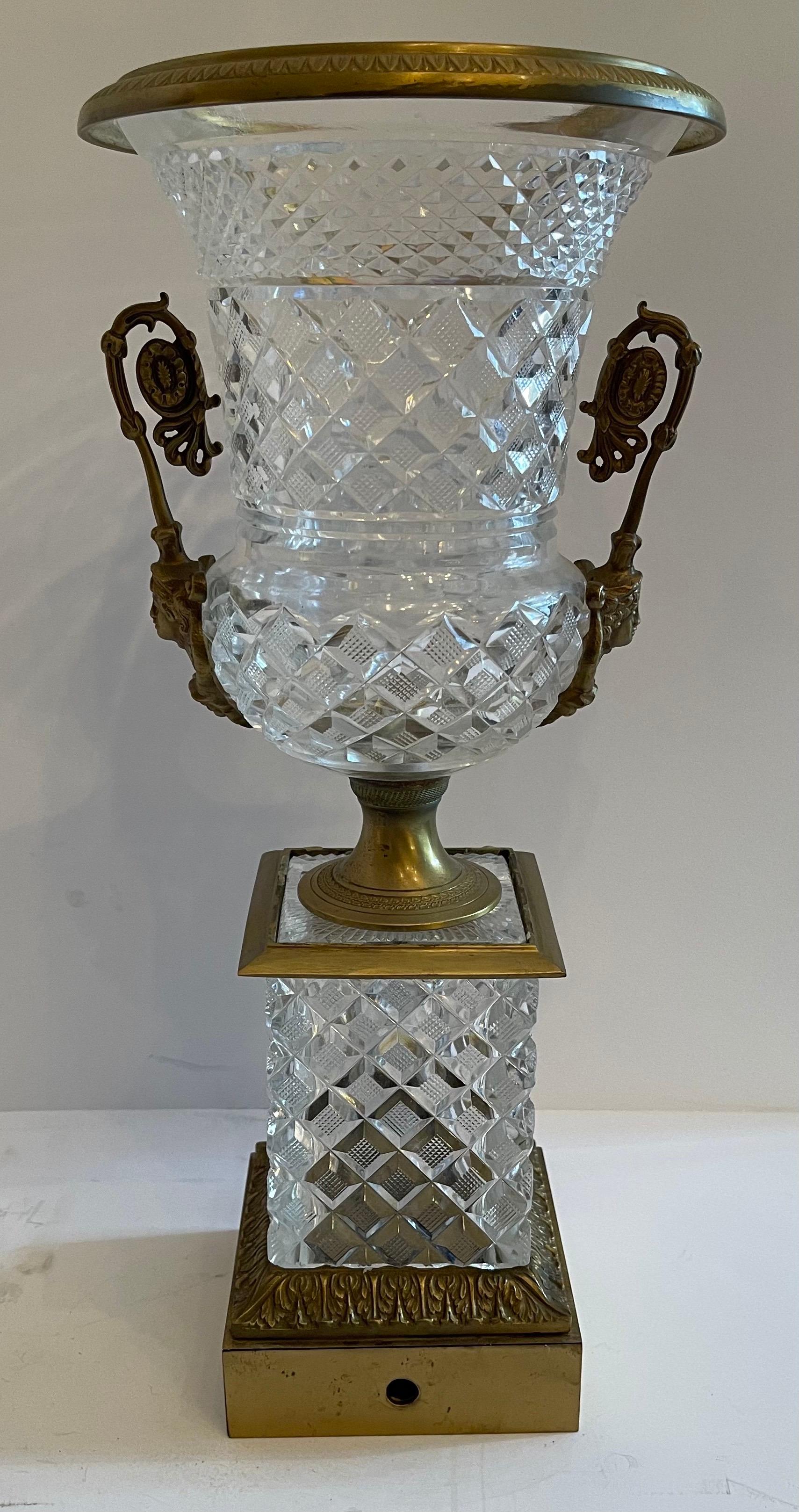 20ième siècle Merveilleuse urne en cristal taillé et bronze doré de style Empire français néoclassique en vente