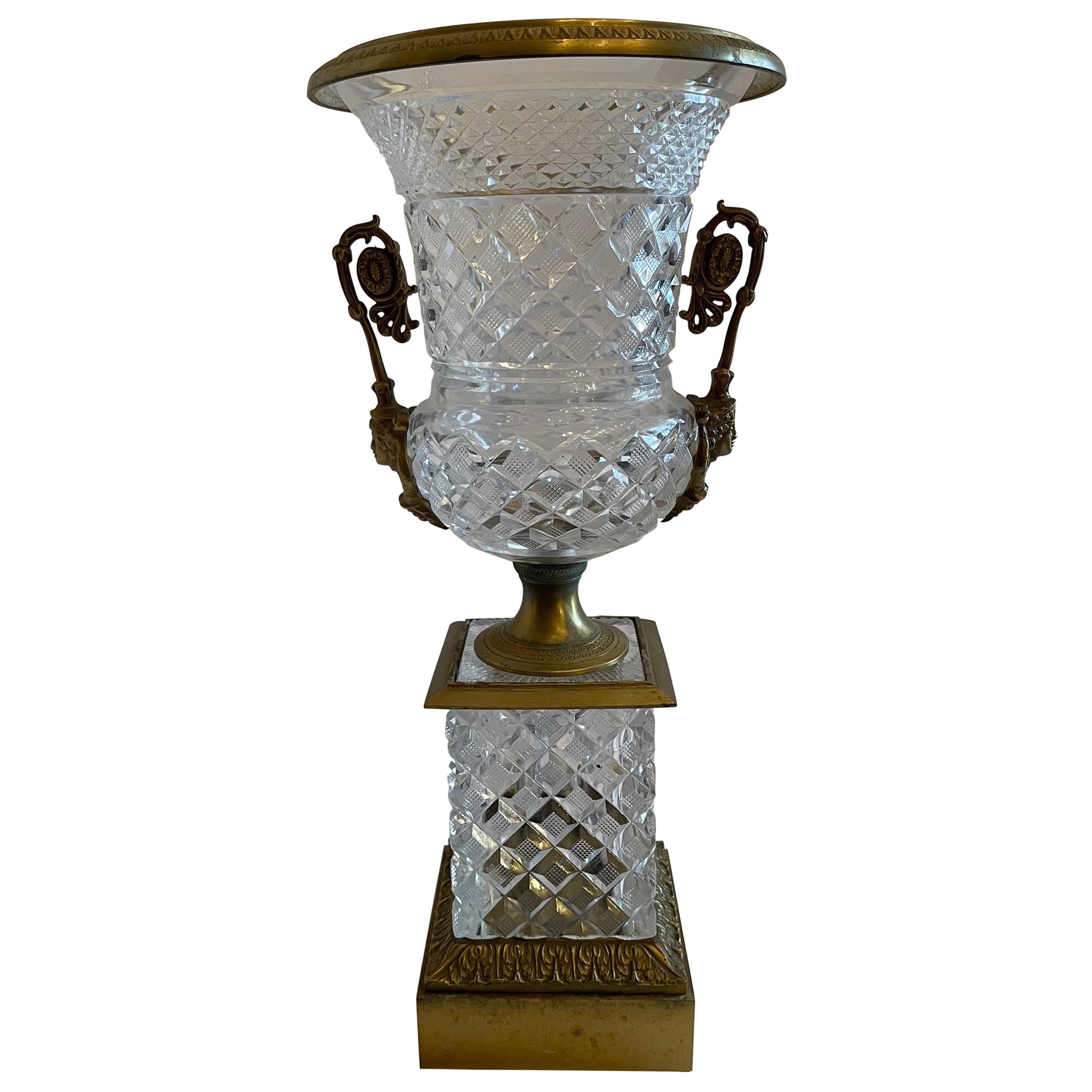 Merveilleuse urne en cristal taillé et bronze doré de style Empire français néoclassique
