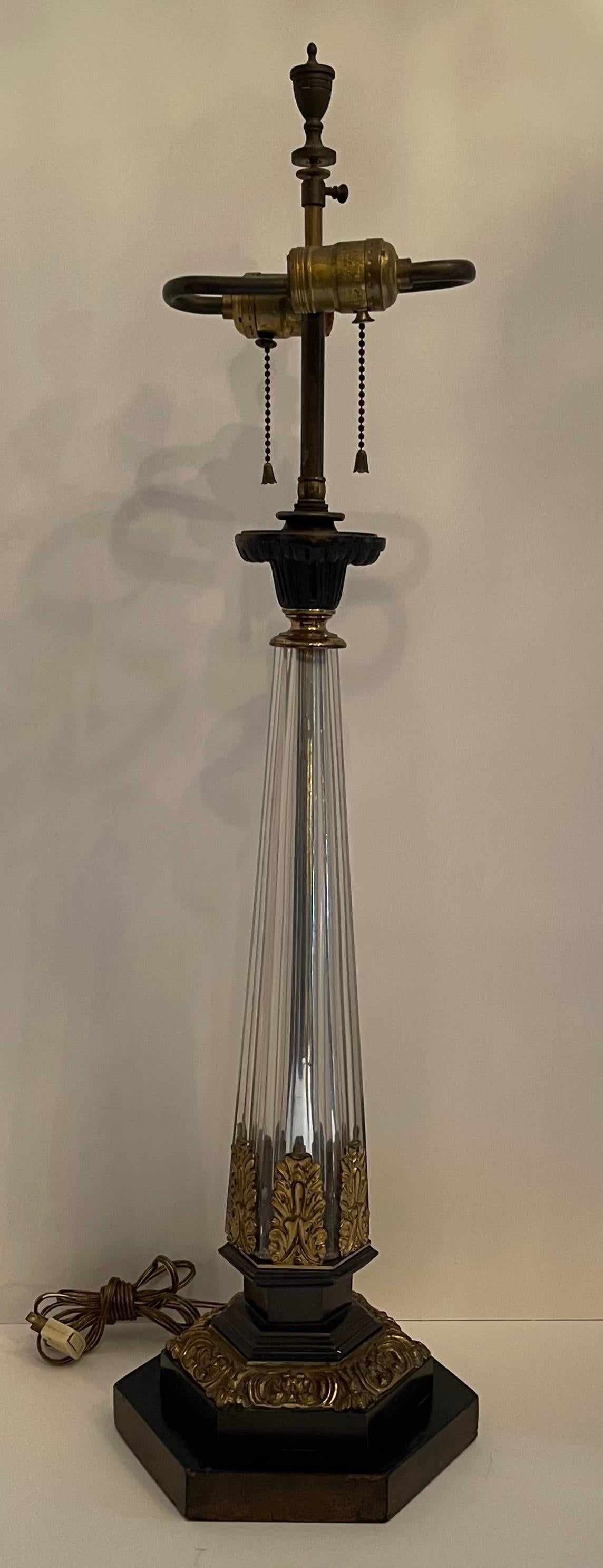 Une merveilleuse lampe centrale Empire français / néoclassique, peinte en bronze doré et doré avec colonne en cristal.