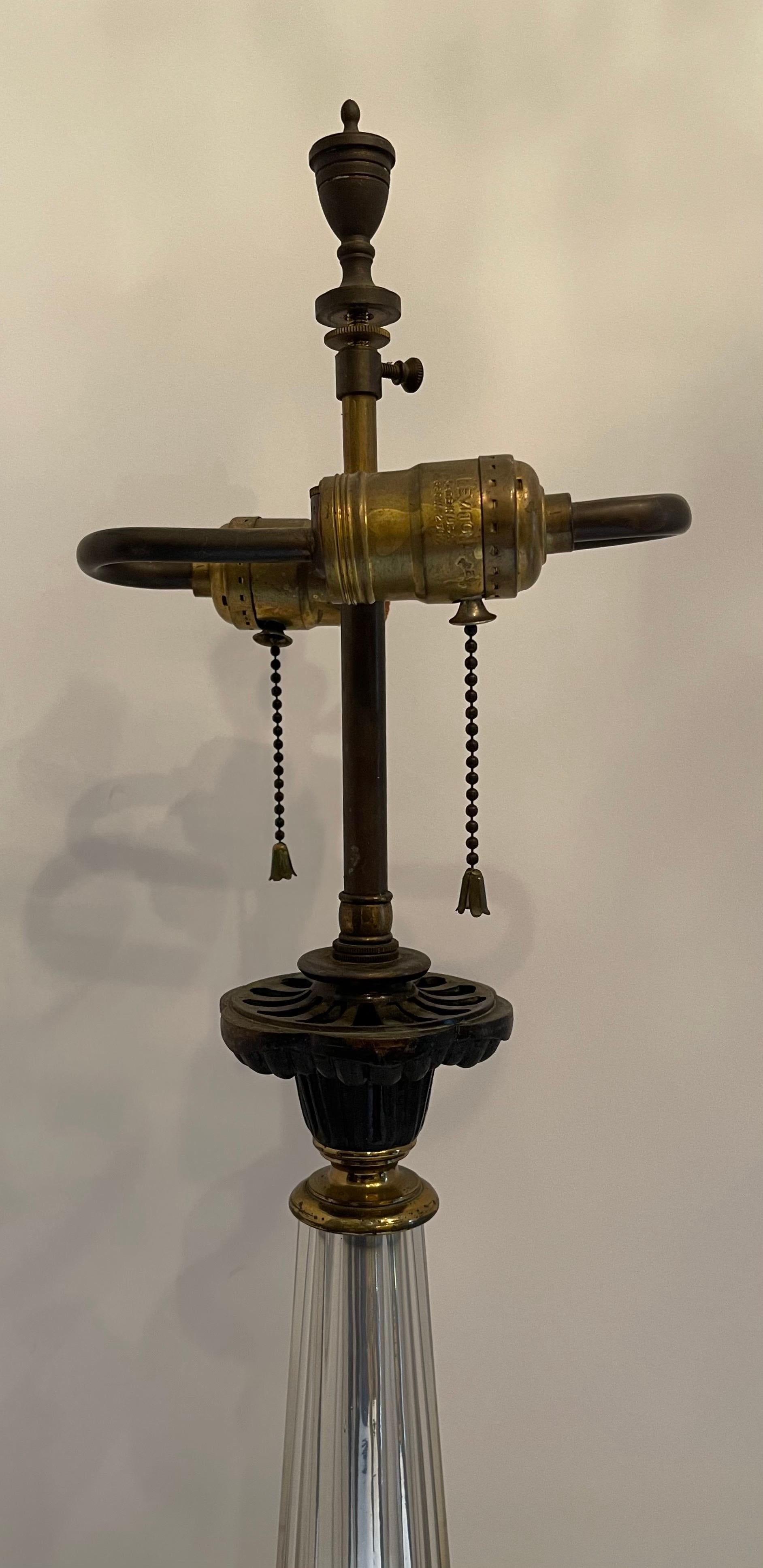Français Merveilleuse lampe néoclassique de style Empire français en bronze doré patiné et cristal doré en vente
