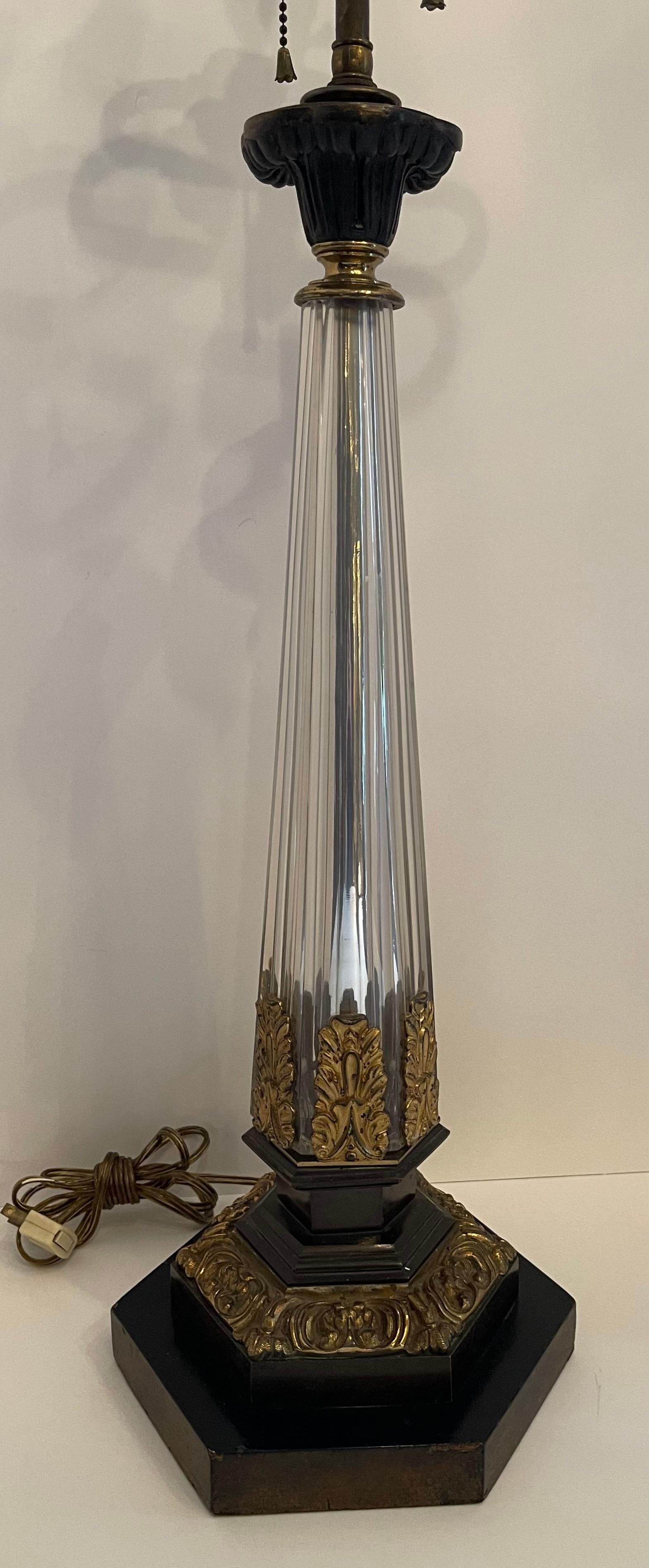 Patiné Merveilleuse lampe néoclassique de style Empire français en bronze doré patiné et cristal doré en vente