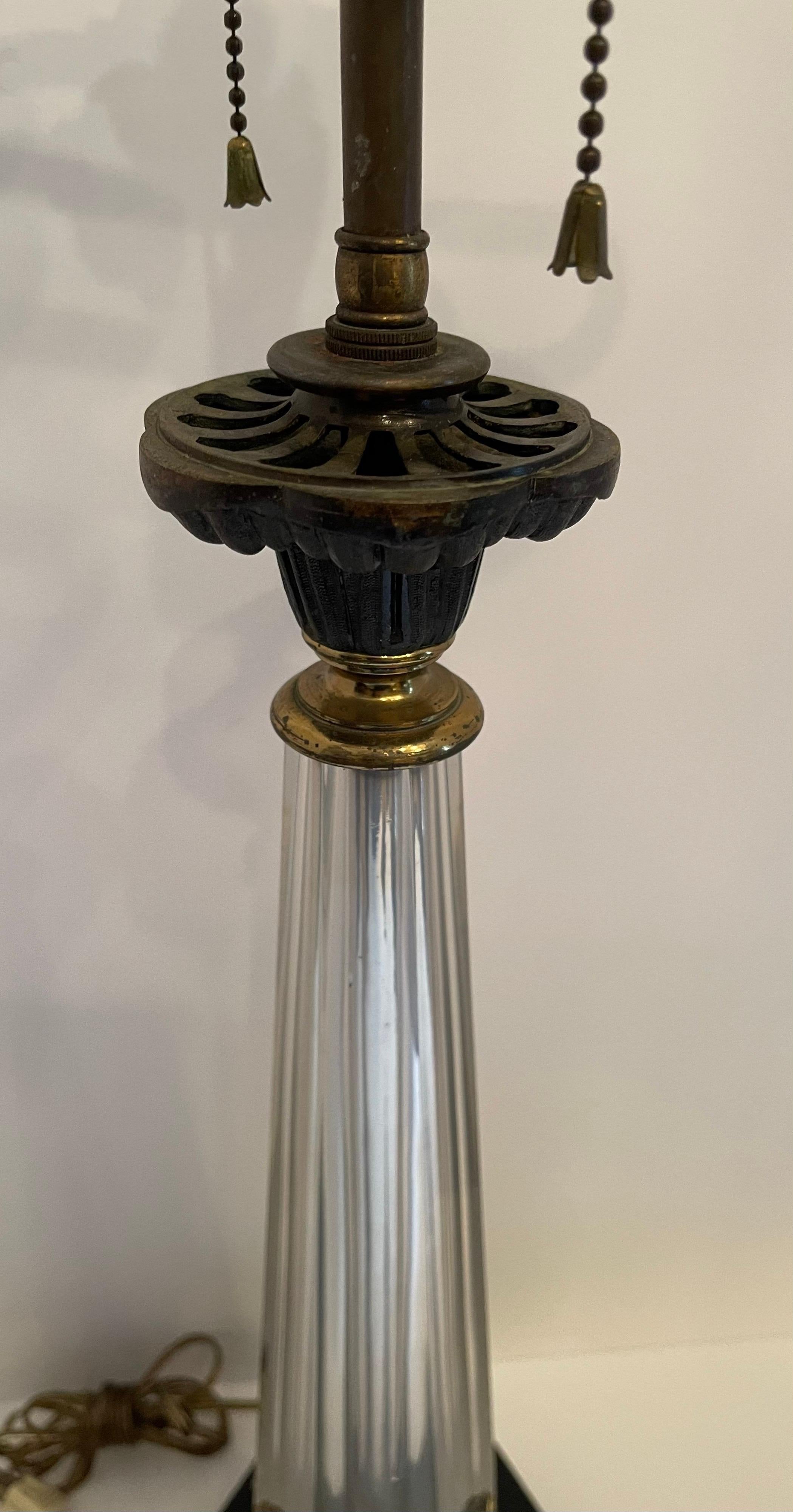20ième siècle Merveilleuse lampe néoclassique de style Empire français en bronze doré patiné et cristal doré en vente
