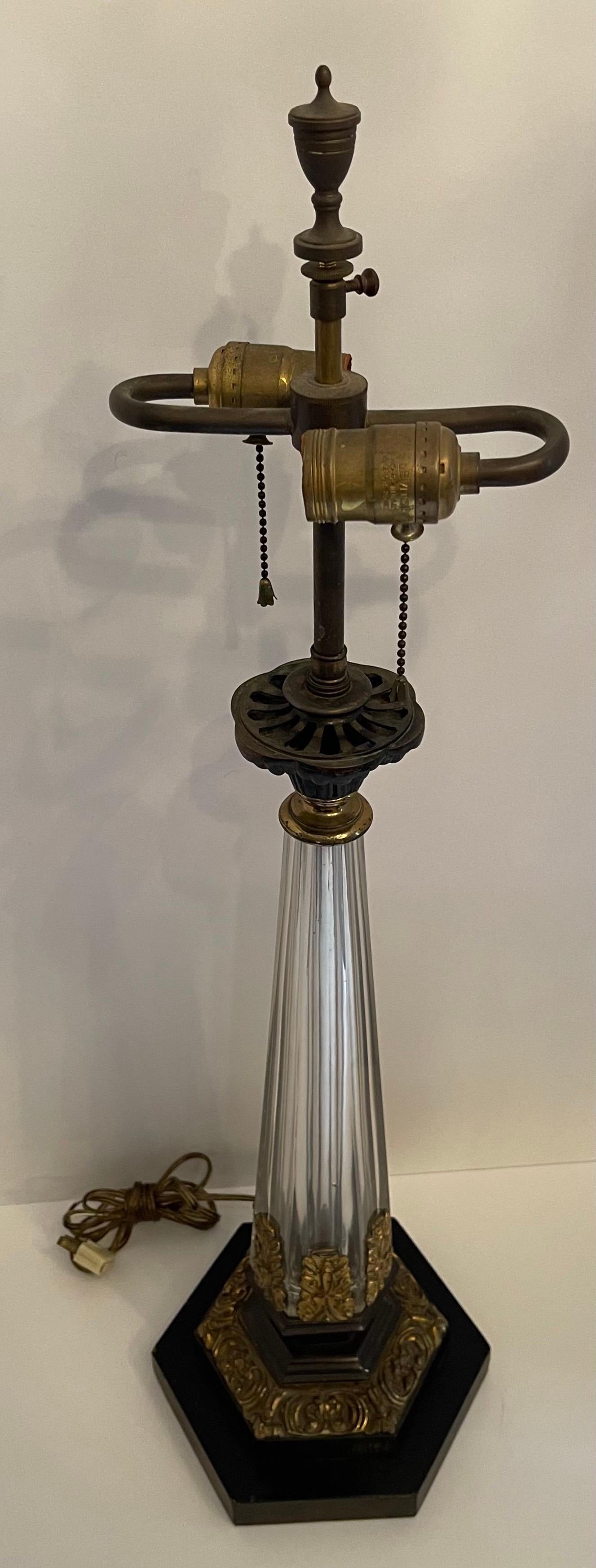 Cristal Merveilleuse lampe néoclassique de style Empire français en bronze doré patiné et cristal doré en vente