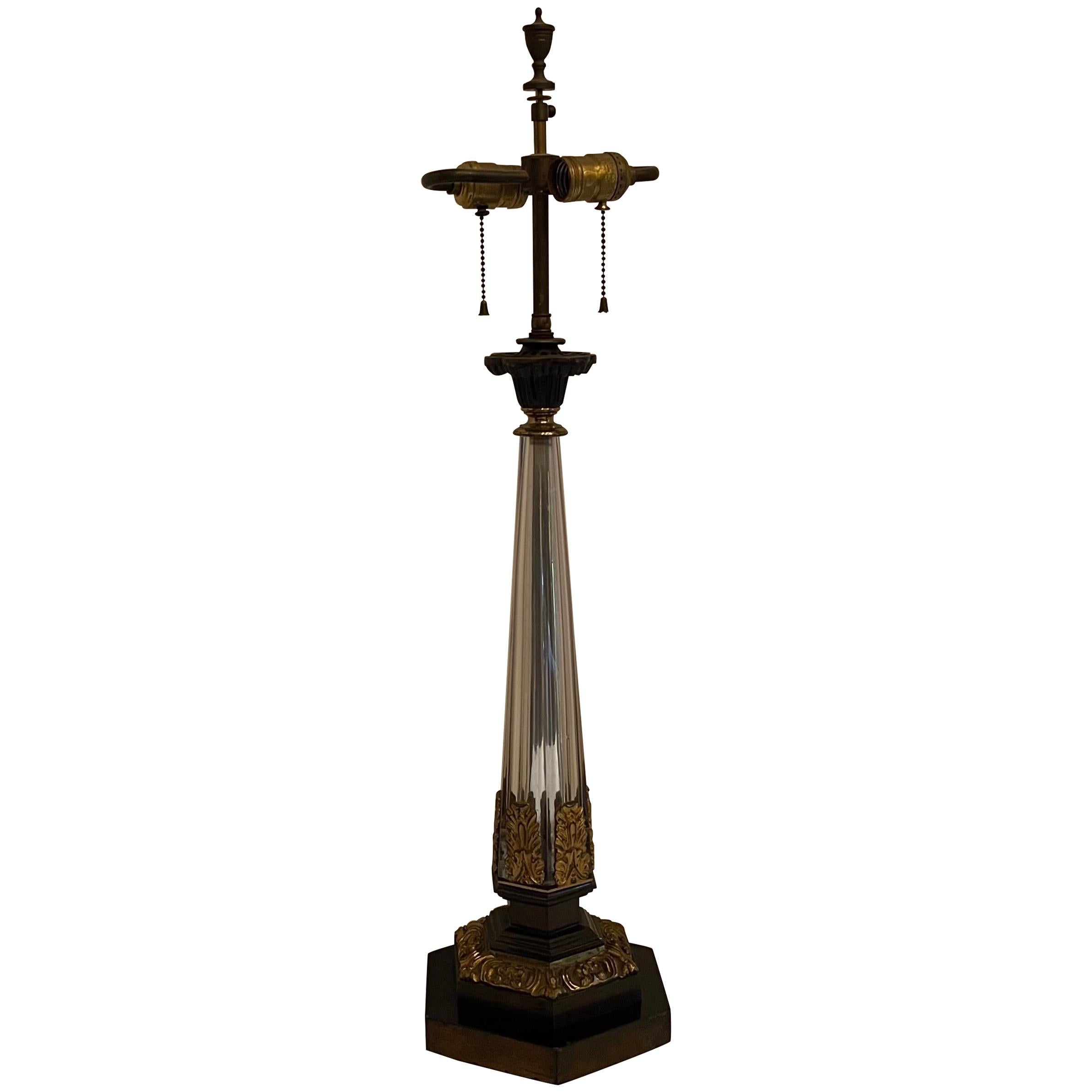 Merveilleuse lampe néoclassique de style Empire français en bronze doré patiné et cristal doré en vente
