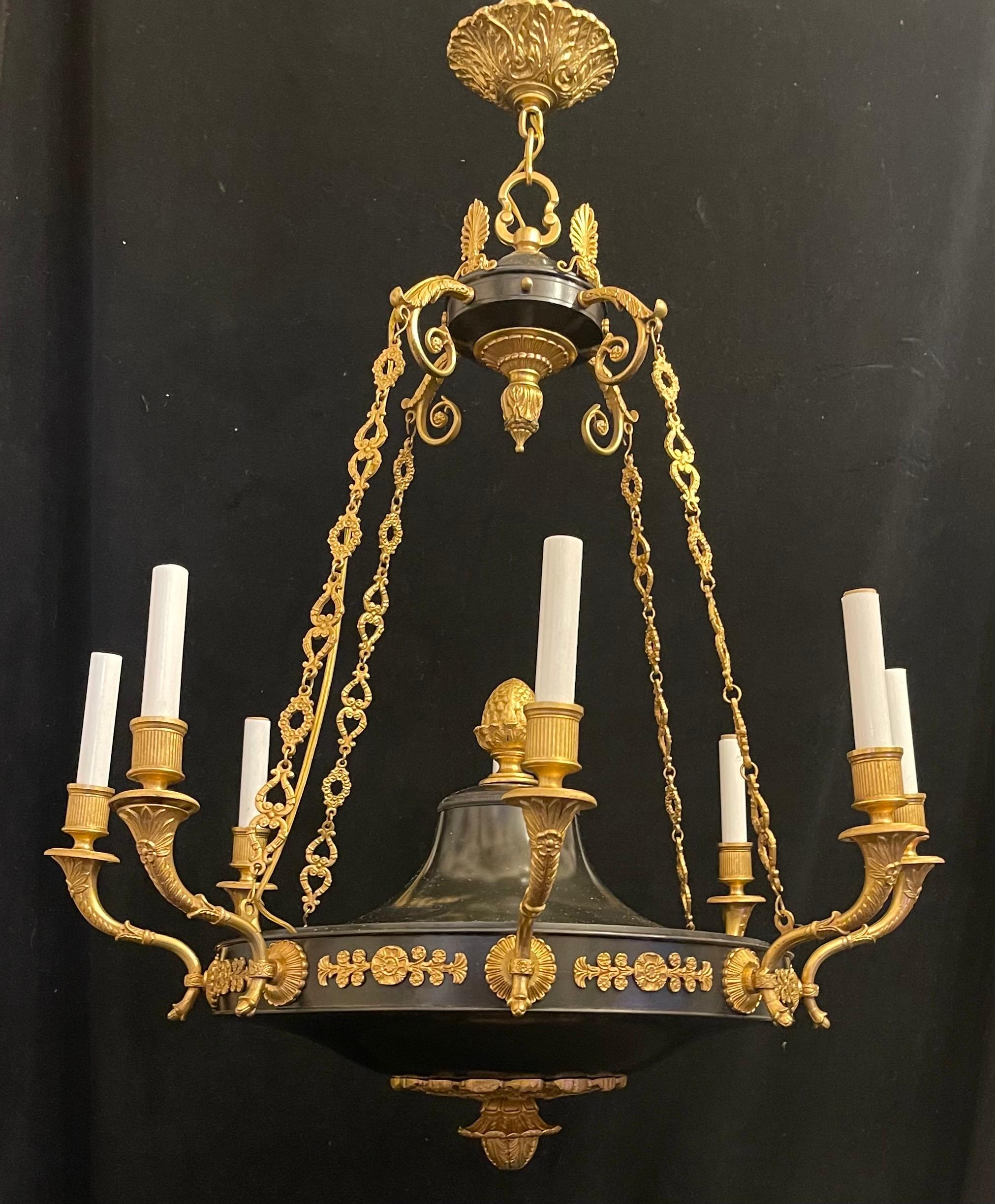 Merveilleux lustre à 8 candélabres en bronze patiné et doré de style Empire / néoclassique français