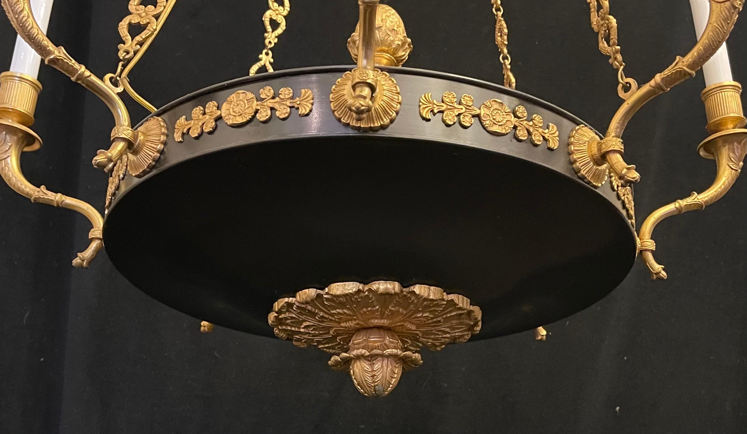 Merveilleux lustre néoclassique Empire français en bronze patiné et doré Bon état - En vente à Roslyn, NY